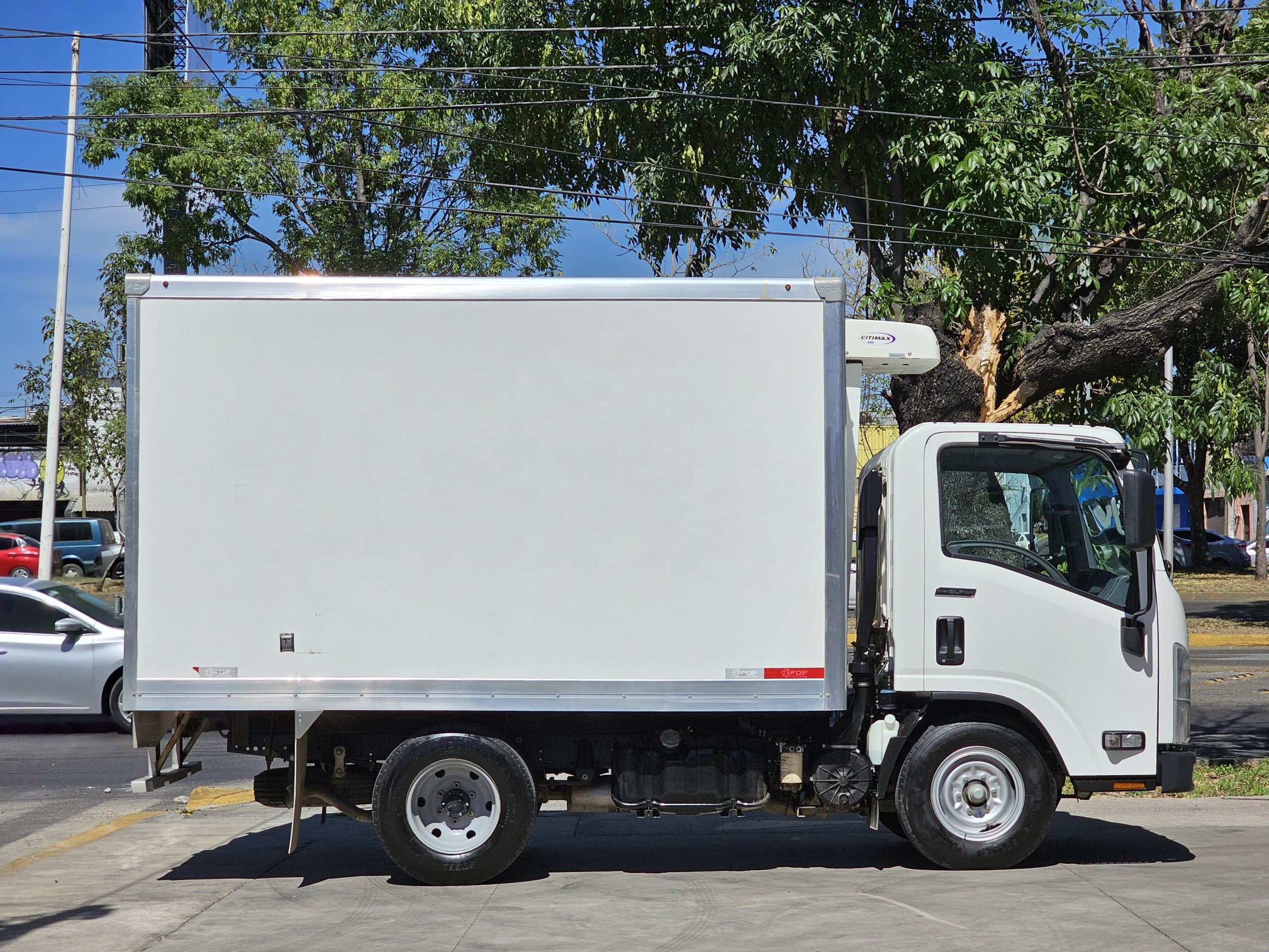 Isuzu ELF 2023 100 Caja Refrigerada Manual Blanco