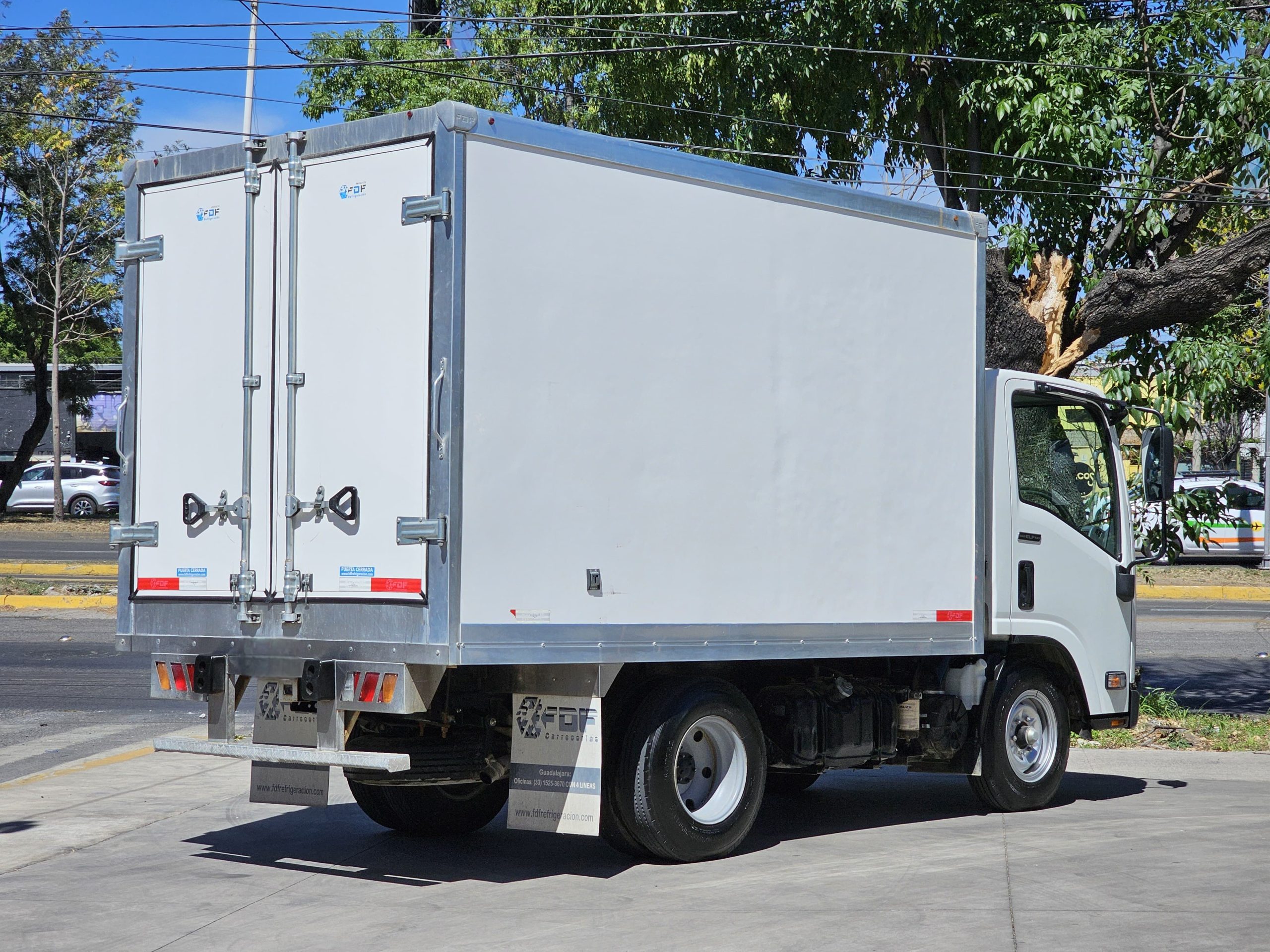 Isuzu ELF 2023 100 Caja Refrigerada Manual Blanco