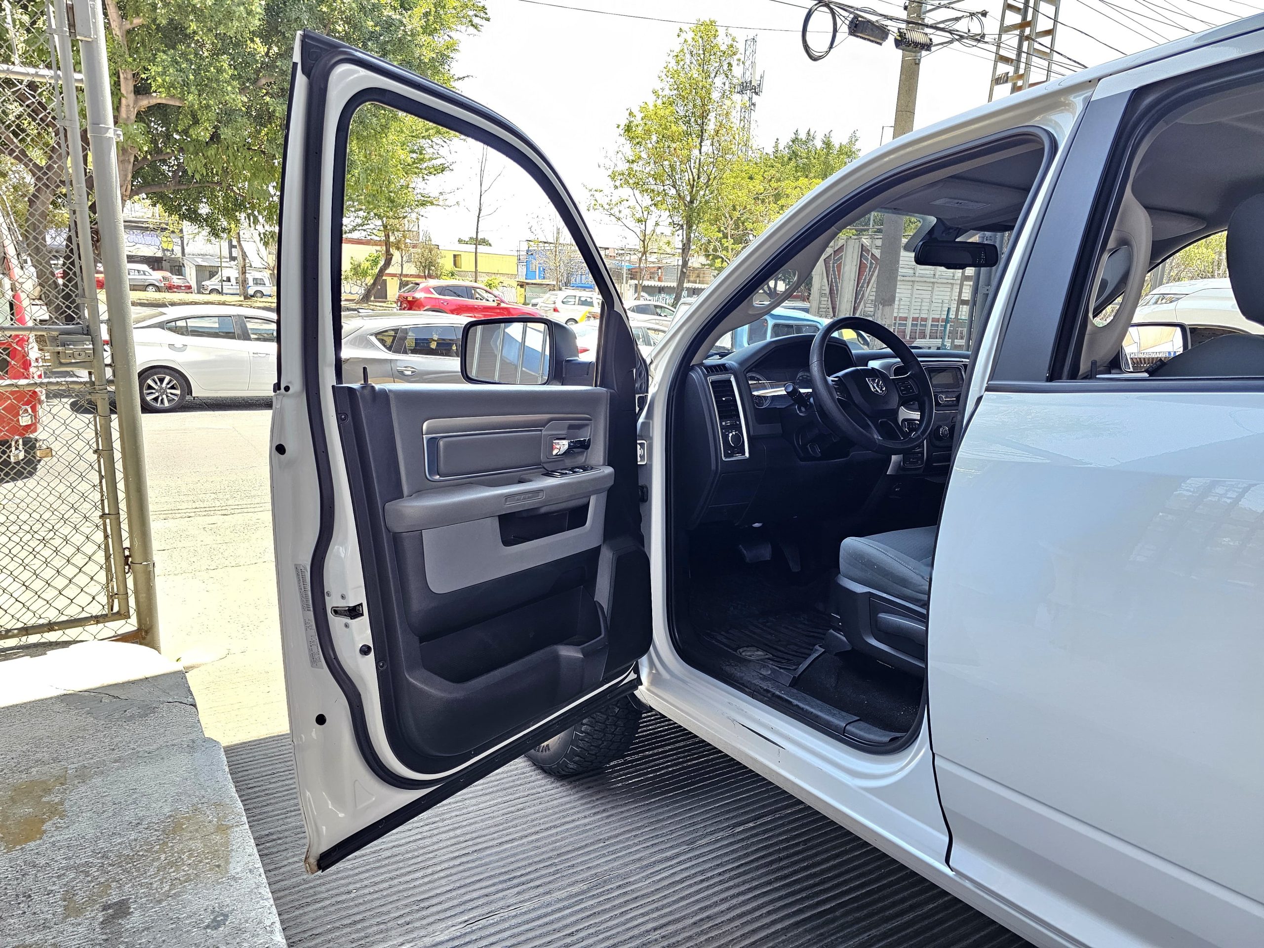 RAM 1500 2018 SLT Doble Cabina 4x4 Automático Blanco