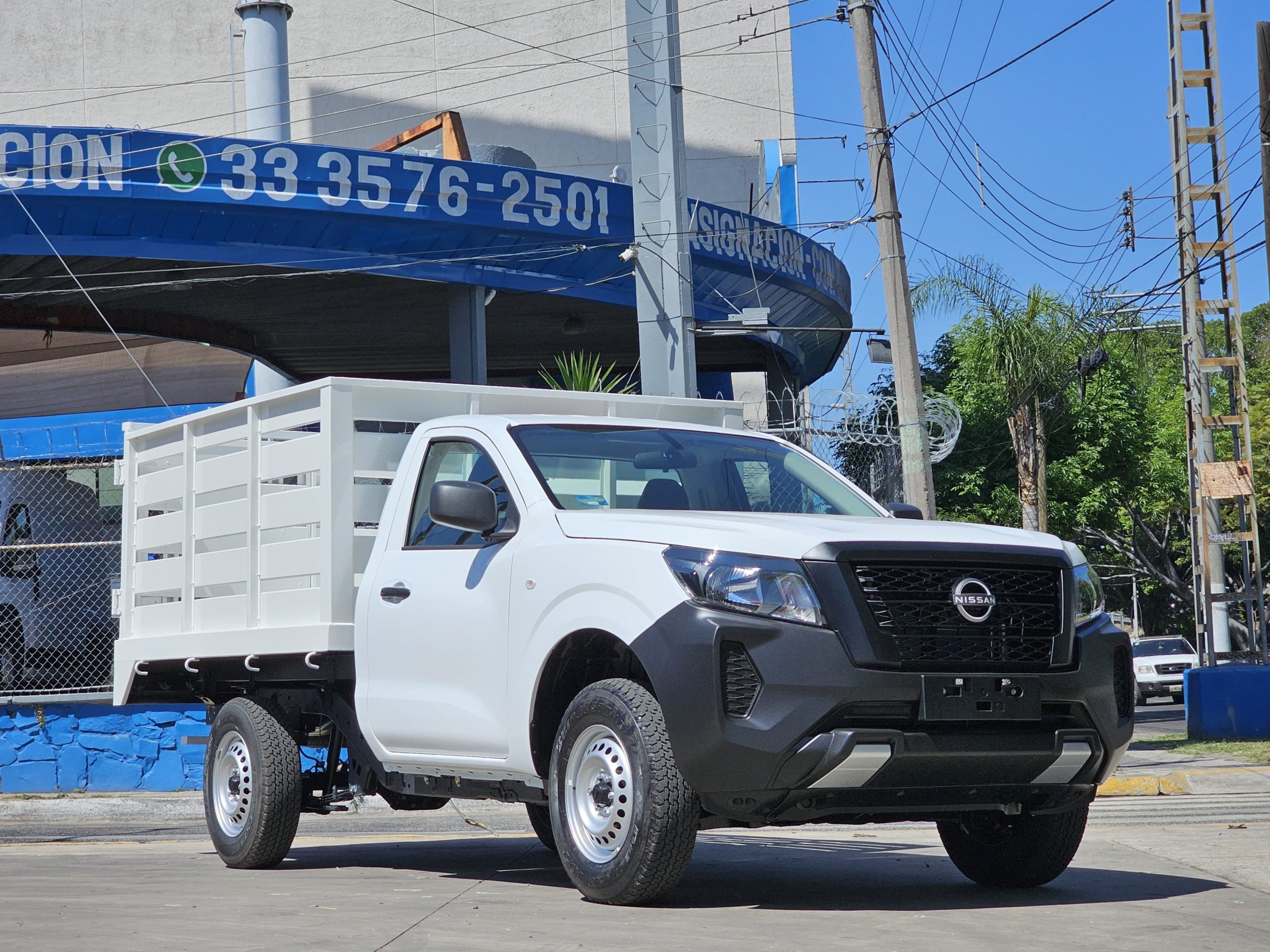 Nissan NP300 2023 Chasis / Redilas Manual Blanco