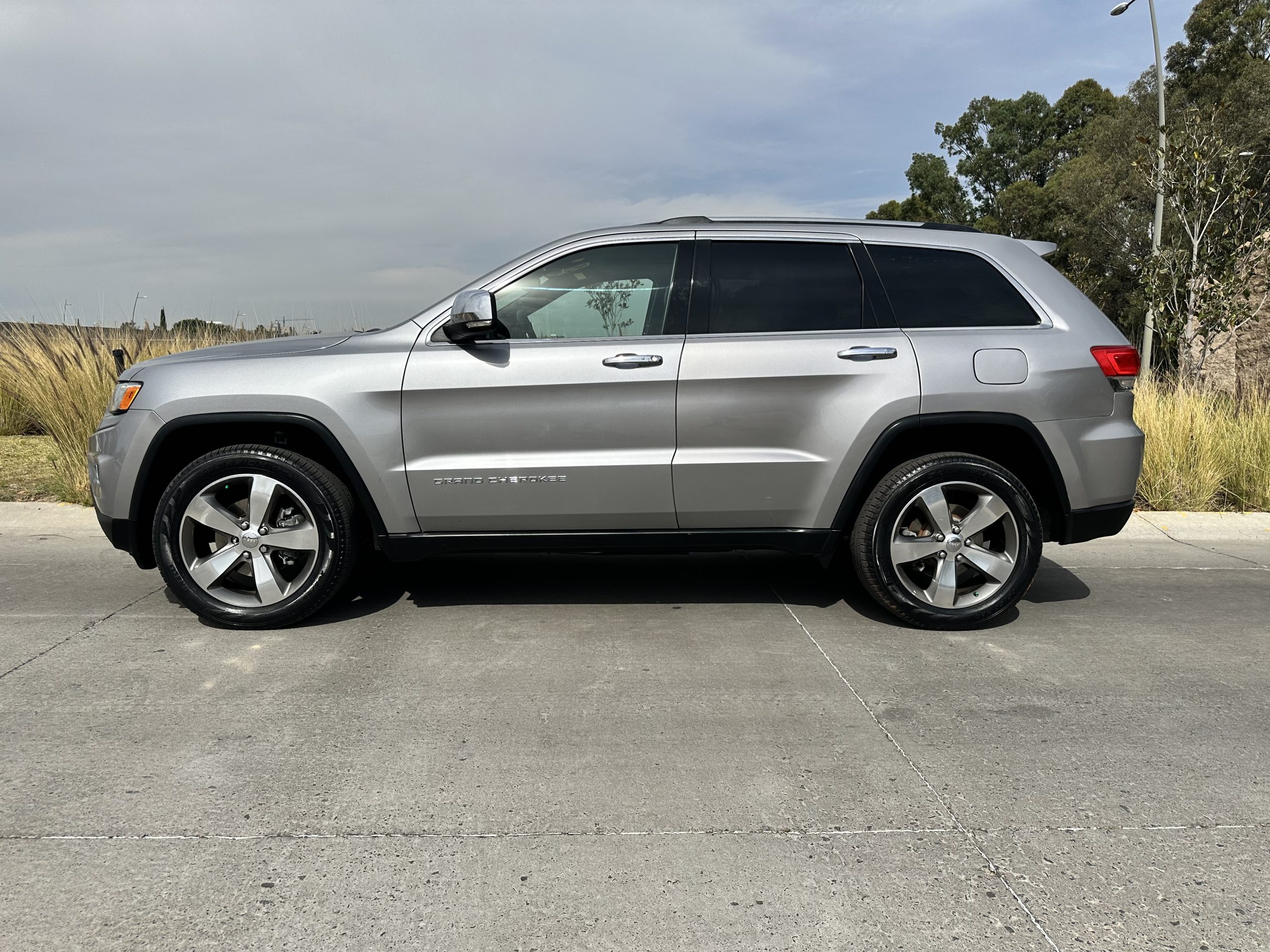 Jeep Grand Cherokee 2016 Limited lujo V6 Automático Gris