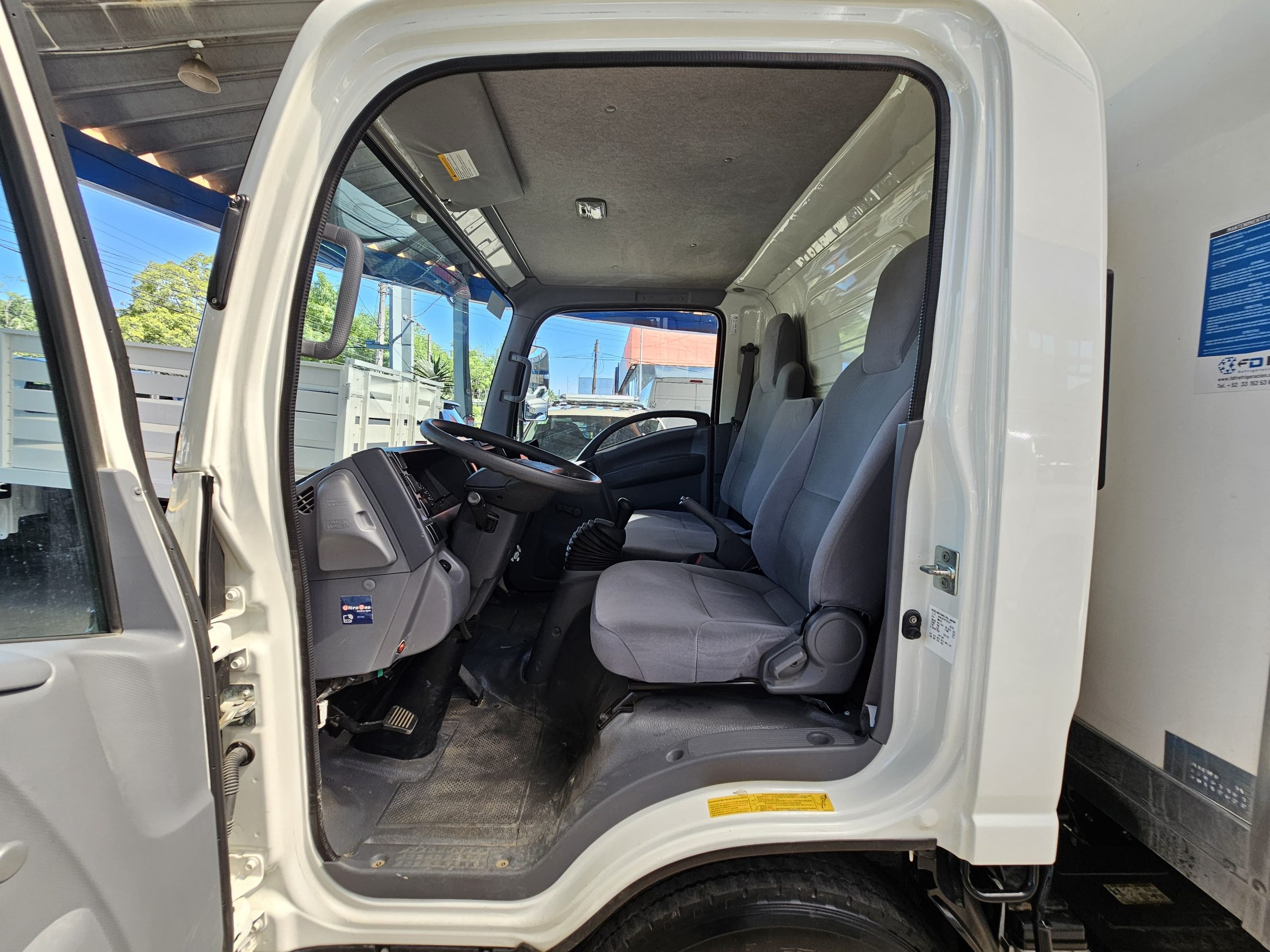 Isuzu ELF 2023 100 Caja Refrigerada Manual Blanco