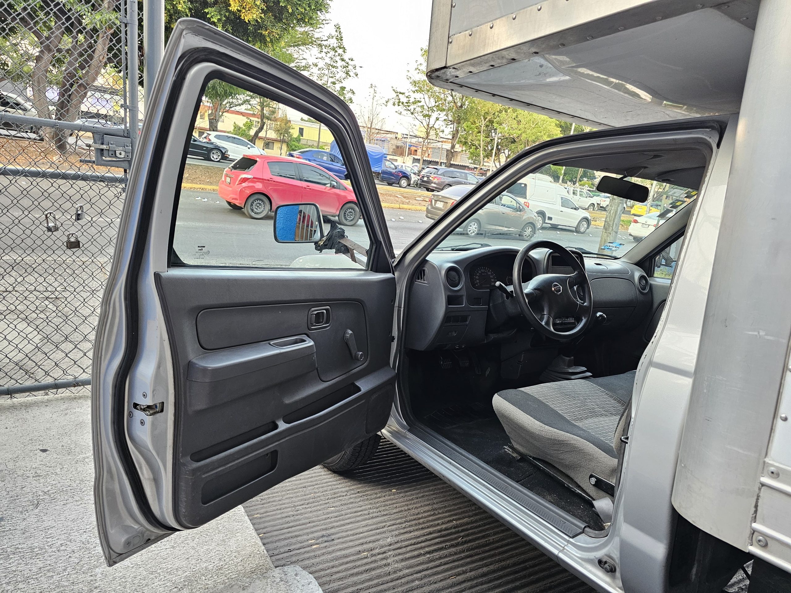 Nissan NP300 2014 Caja Seca Manual Plata