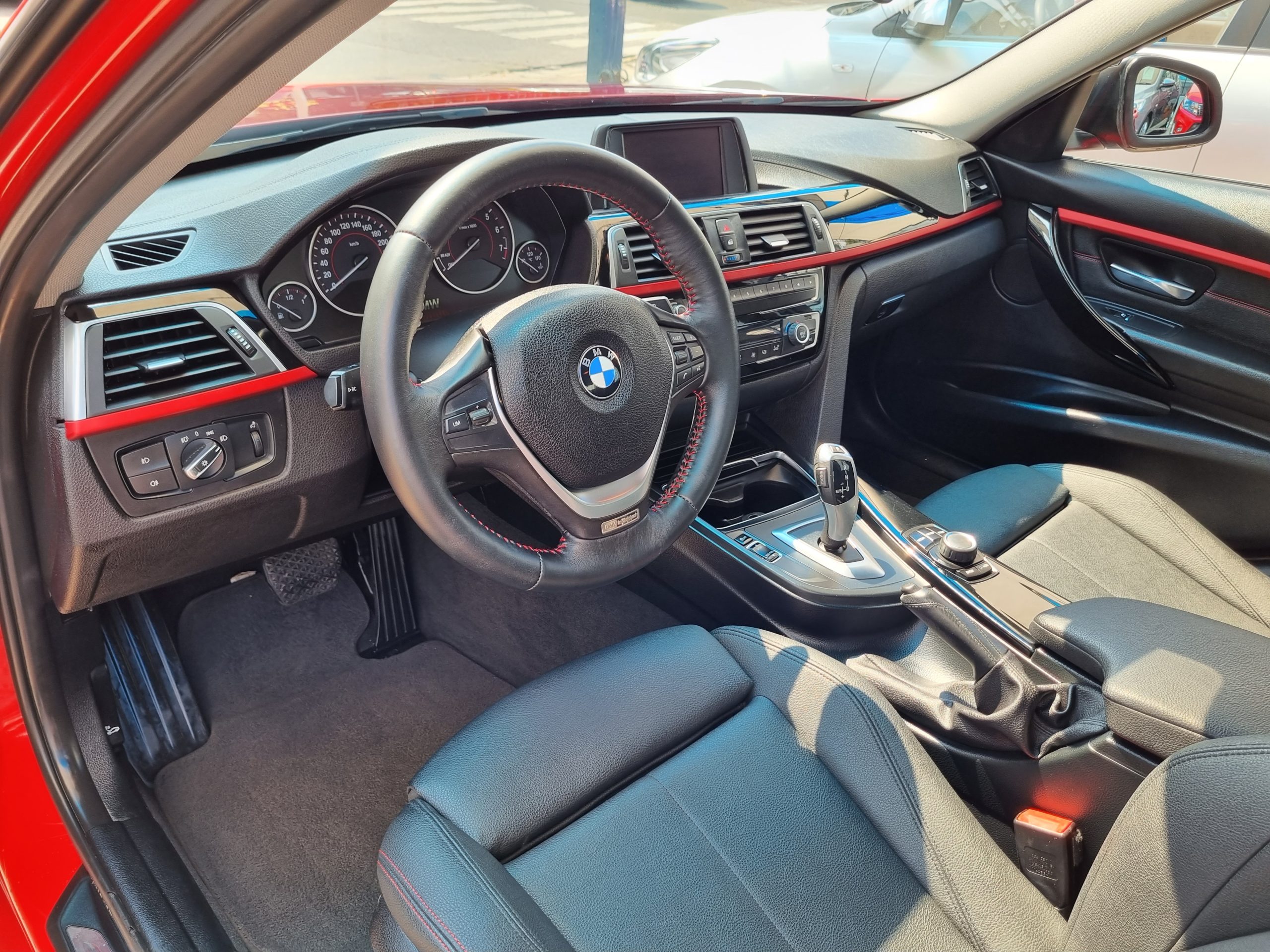 BMW Serie 3 2018 318i SPORTLINE Automático Rojo