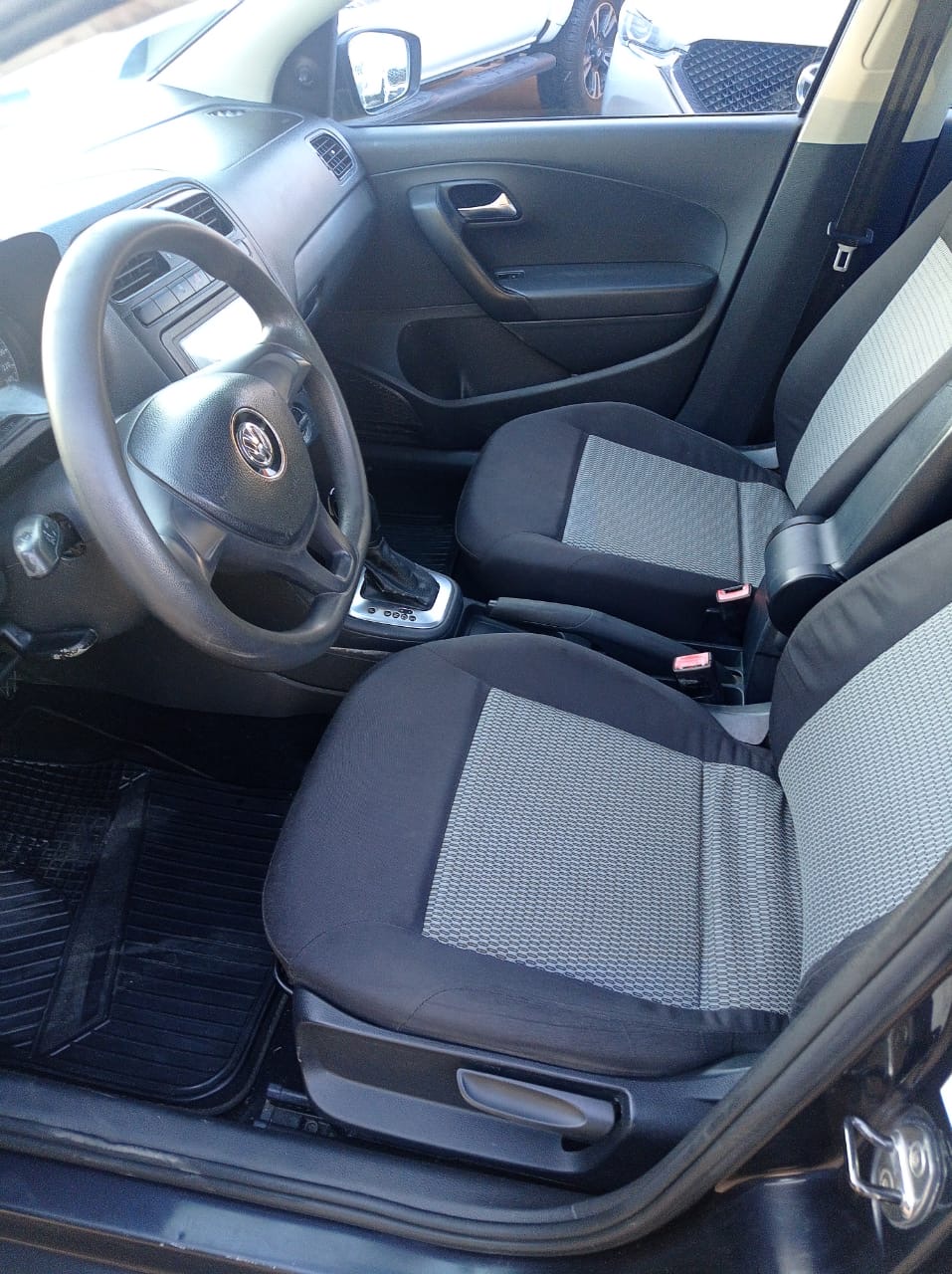 Volkswagen Vento 2015 Automático rines vidrios eléctricos Negro