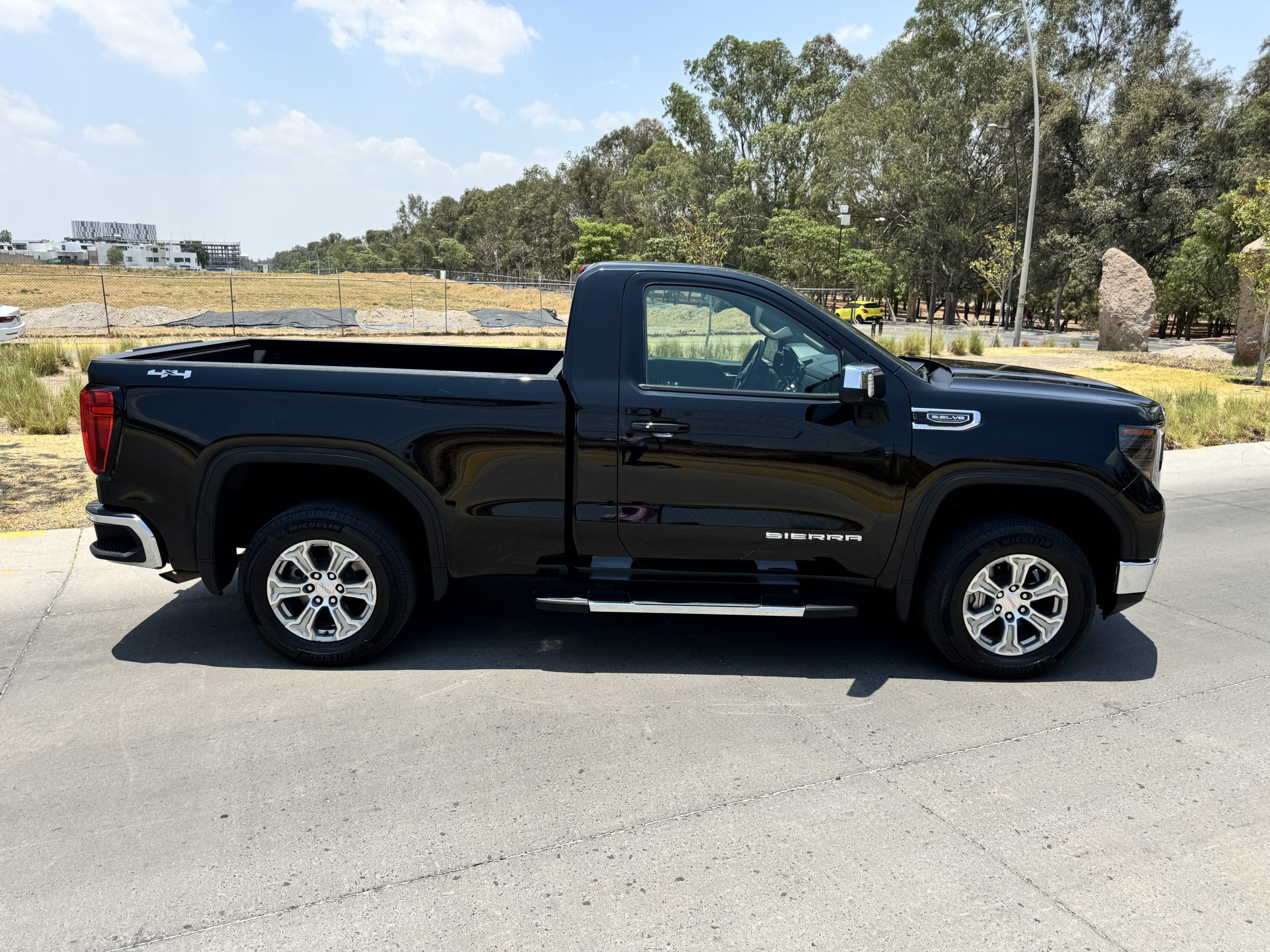 GMC Sierra 2023 SLE Automático Negro
