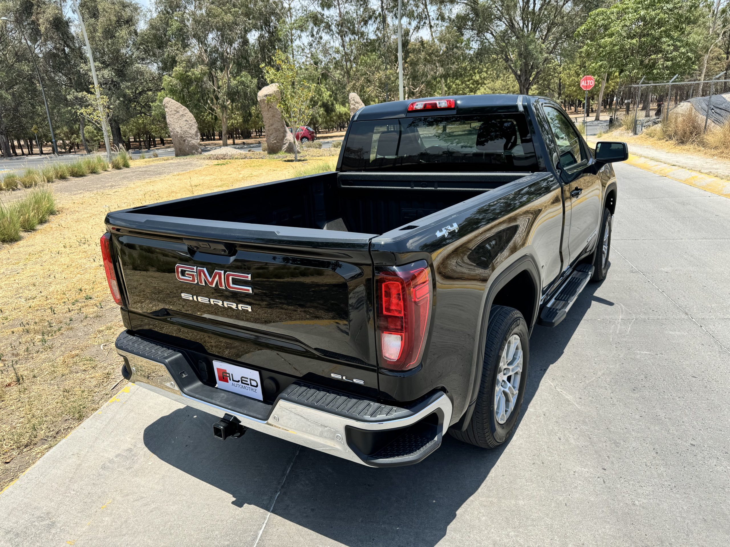 GMC Sierra 2023 SLE Automático Negro