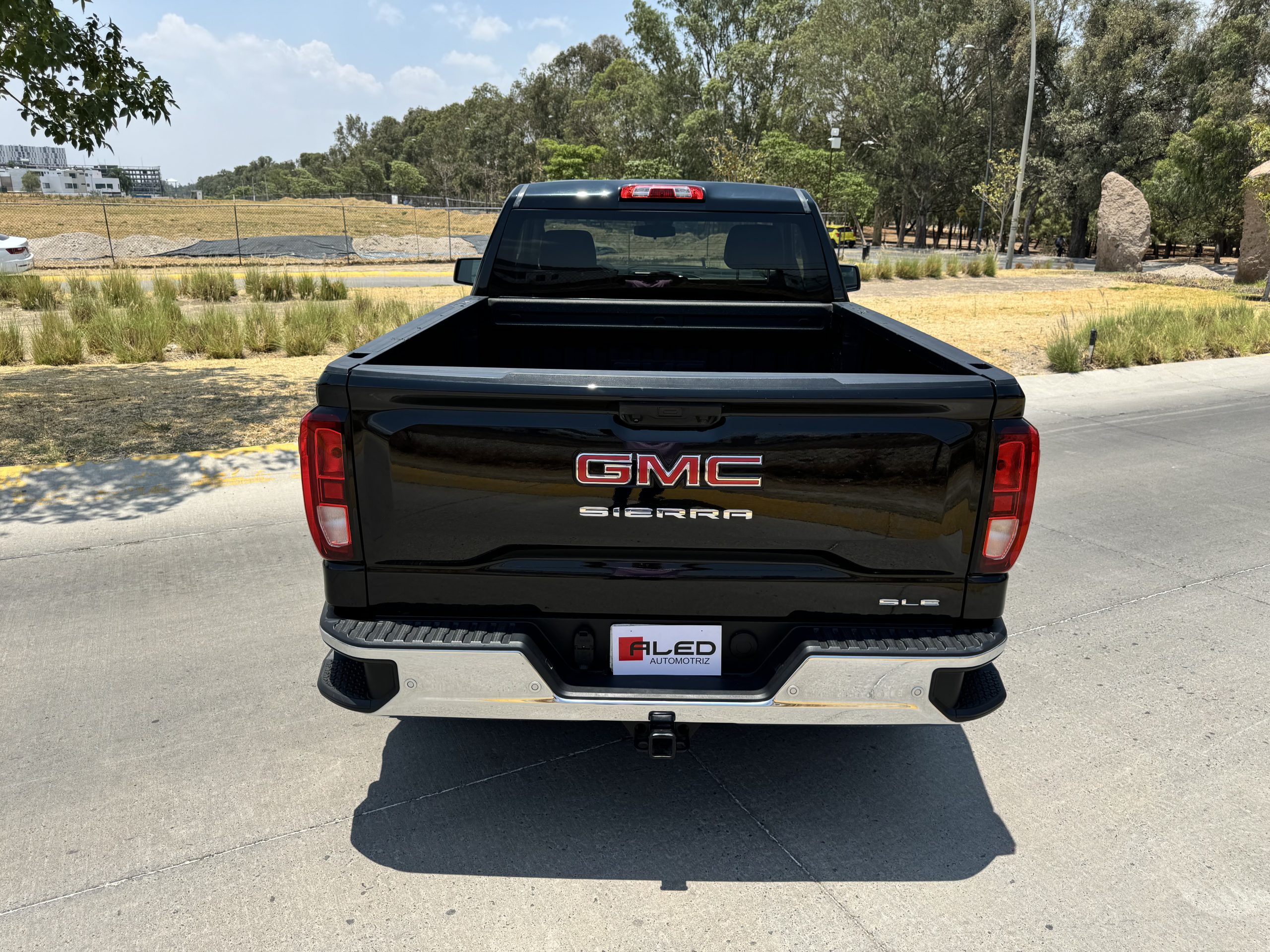 GMC Sierra 2023 SLE Automático Negro