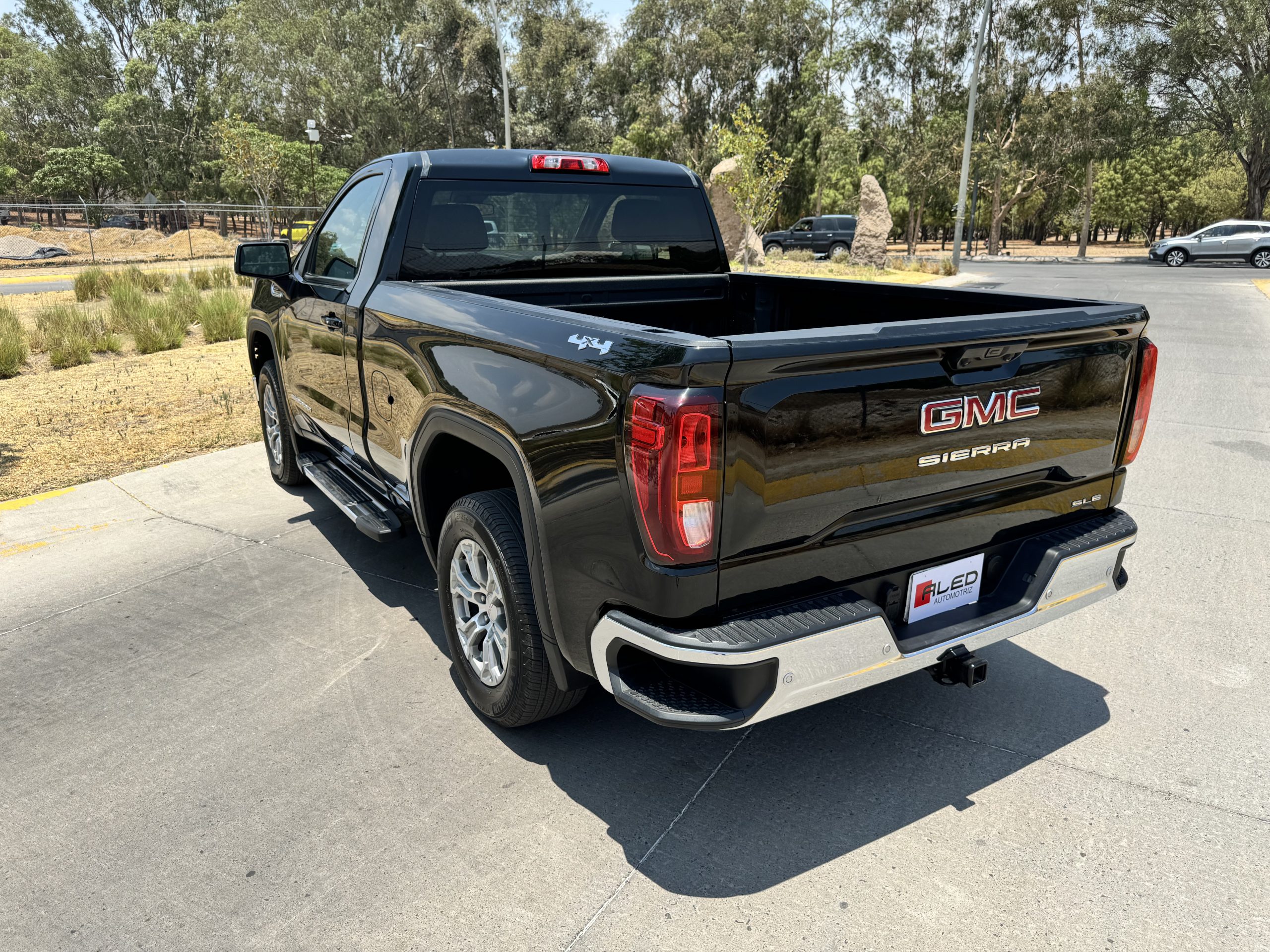 GMC Sierra 2023 SLE Automático Negro