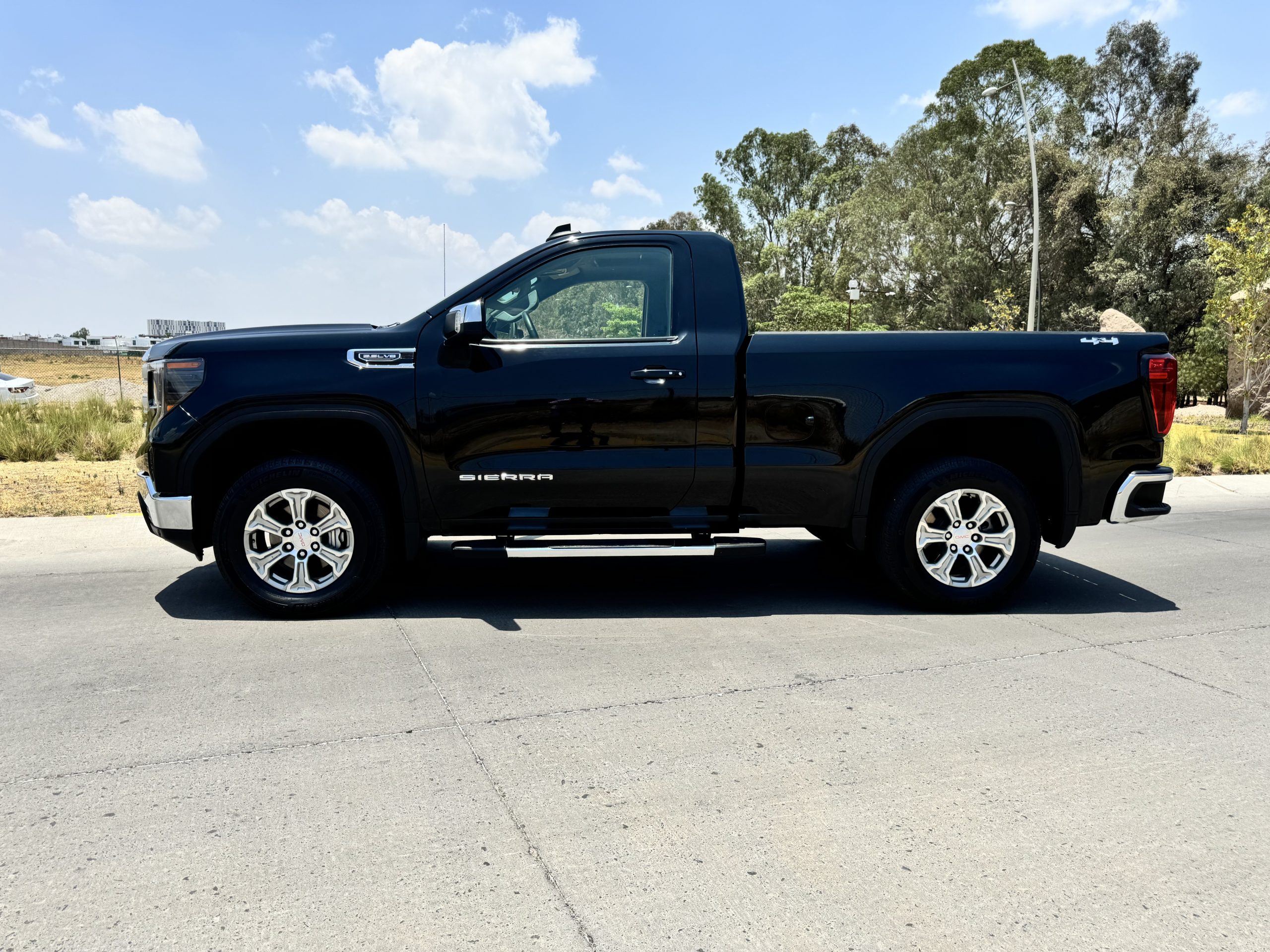 GMC Sierra 2023 SLE Automático Negro
