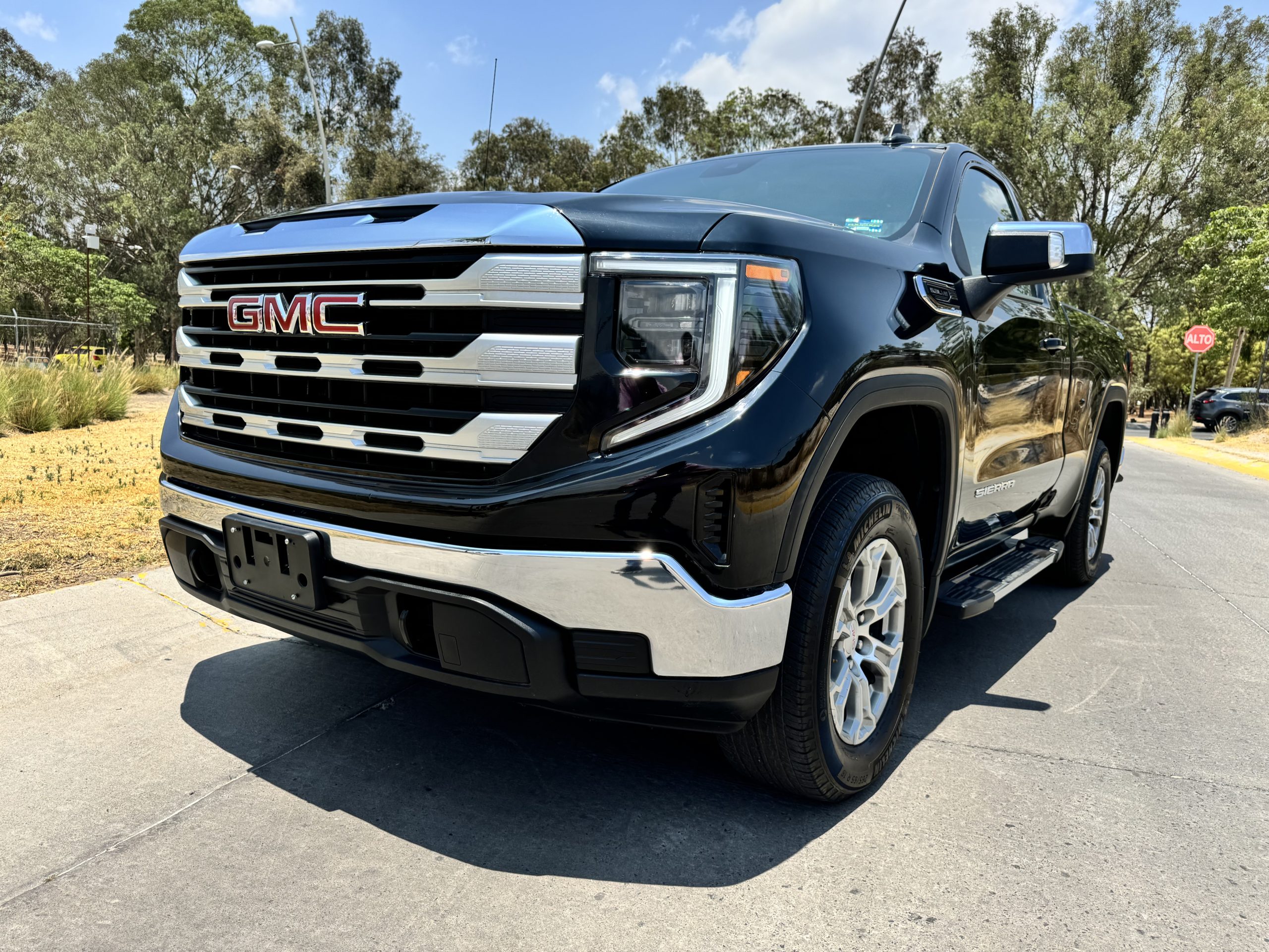 GMC Sierra 2023 SLE Automático Negro