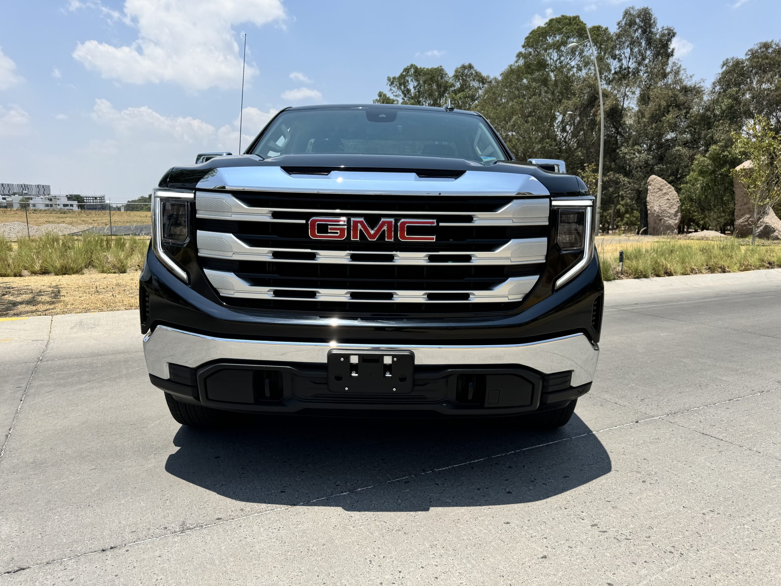 GMC Sierra 2023 SLE Automático Negro