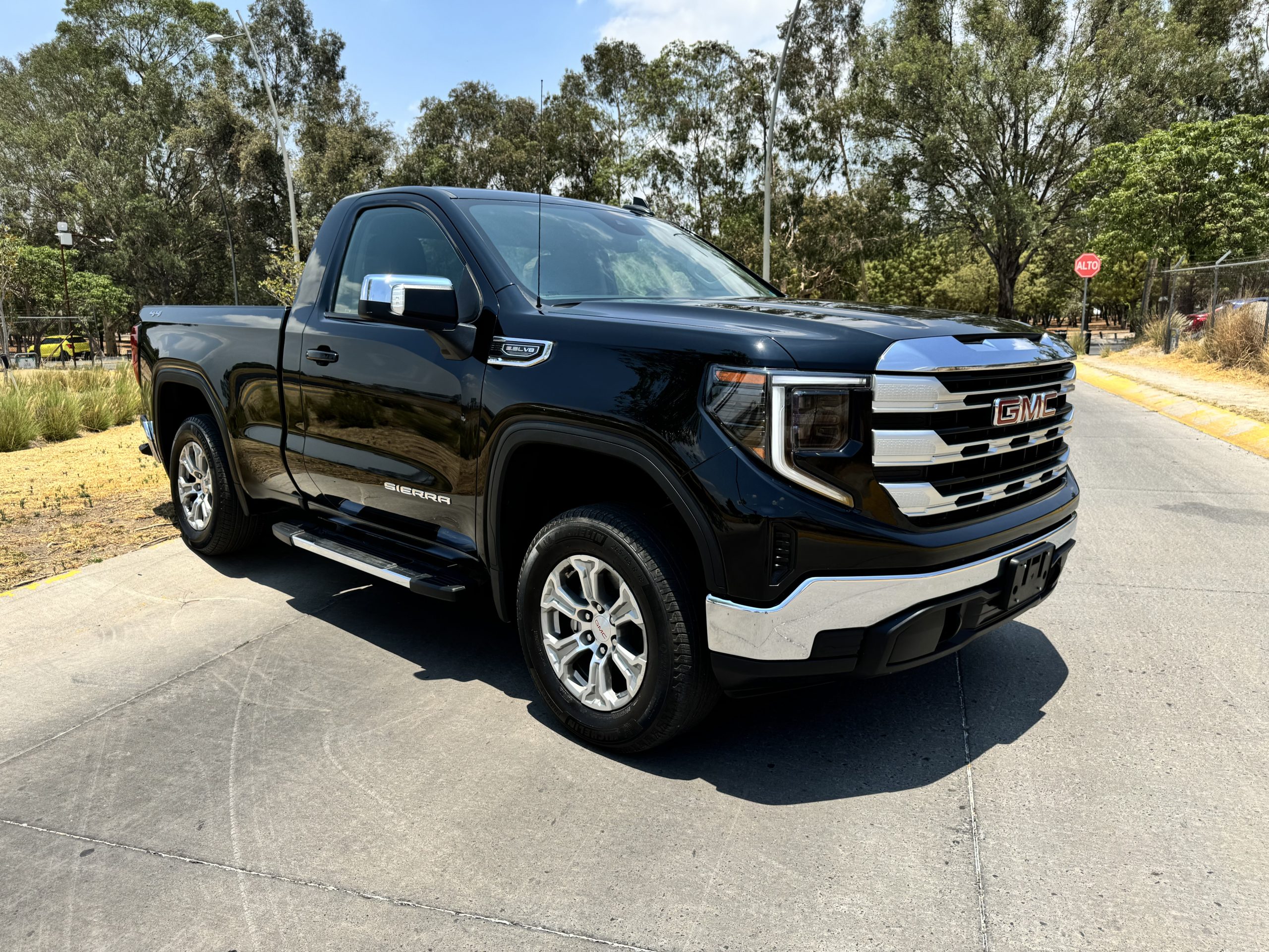 GMC Sierra 2023 SLE Automático Negro