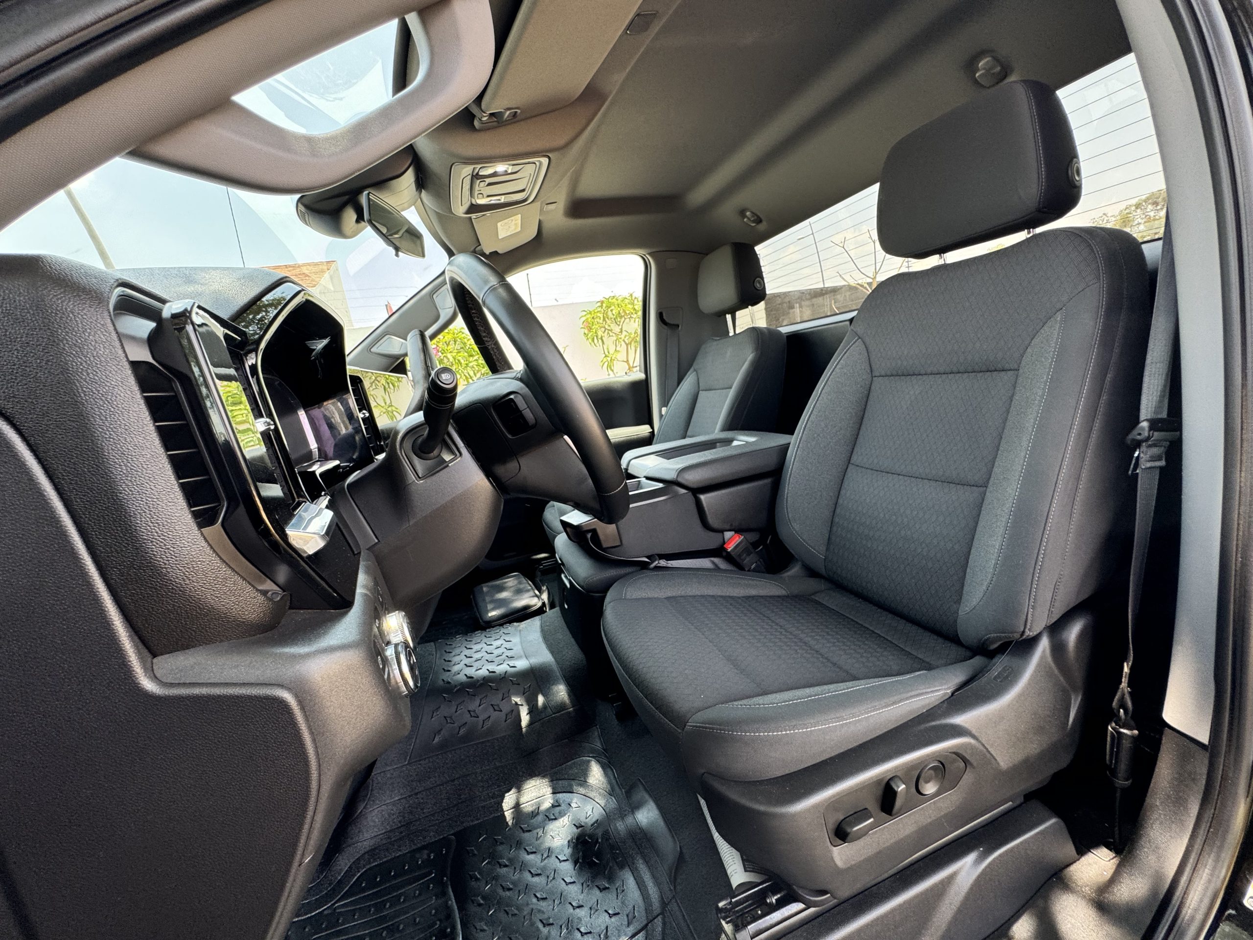 GMC Sierra 2023 SLE Automático Negro
