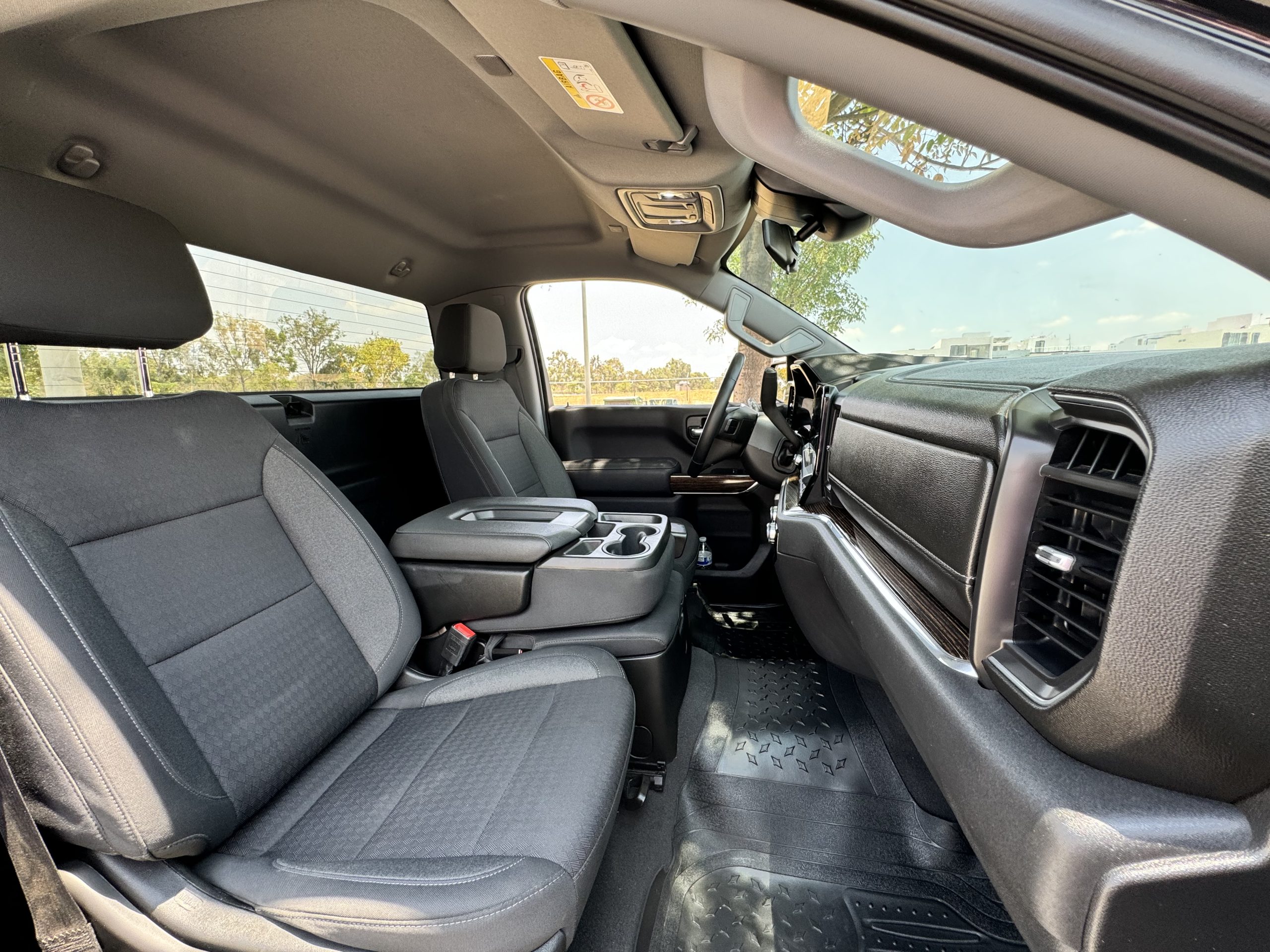 GMC Sierra 2023 SLE Automático Negro