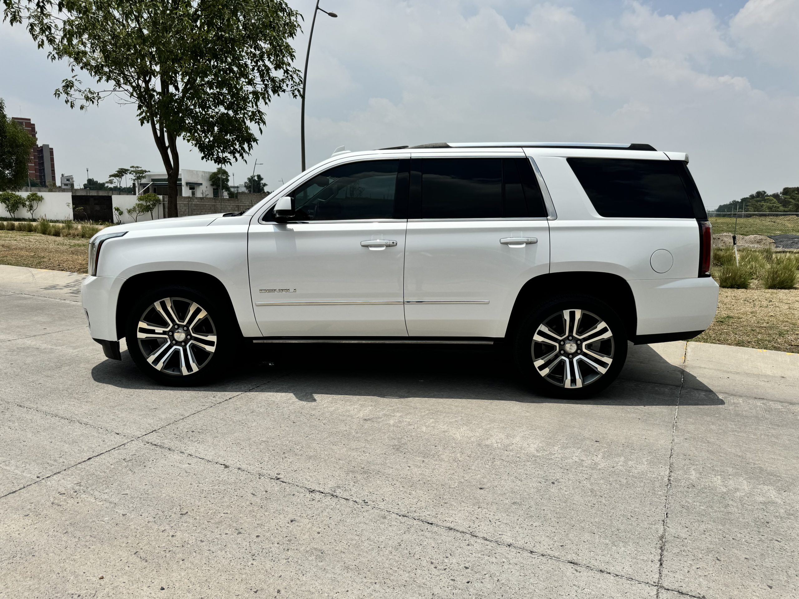 GMC Yukon 2020 DENALI Automático Blanco