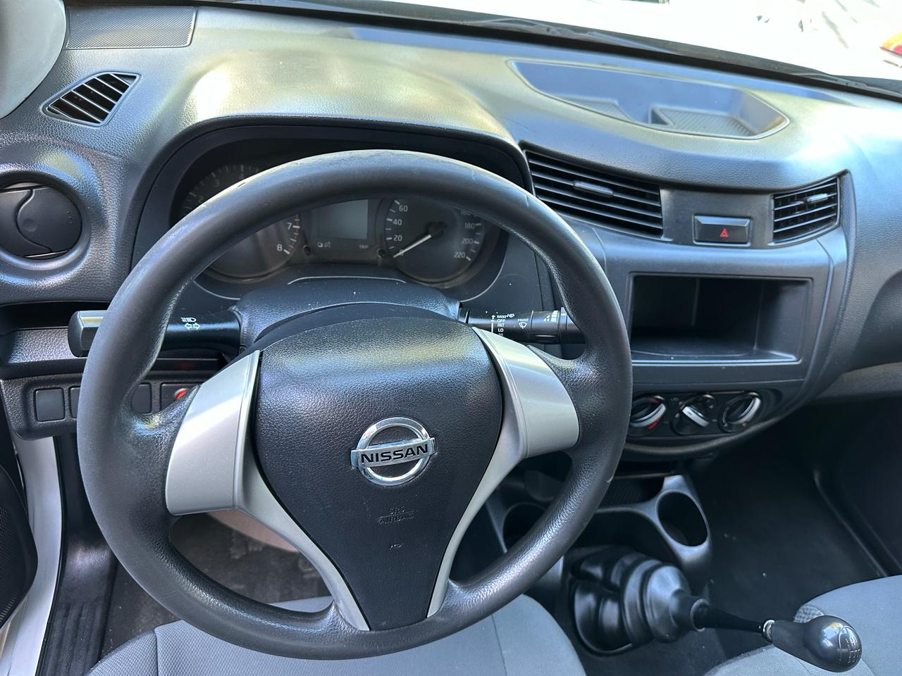 Nissan NP300 2018 ESTACAS CAJA SECA Automático Blanco