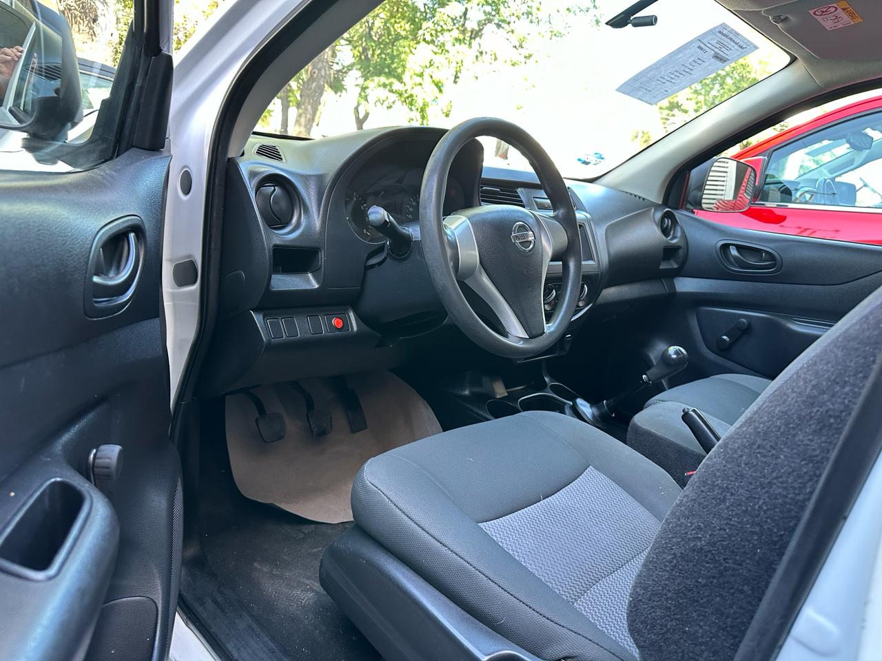 Nissan NP300 2018 ESTACAS CAJA SECA Automático Blanco