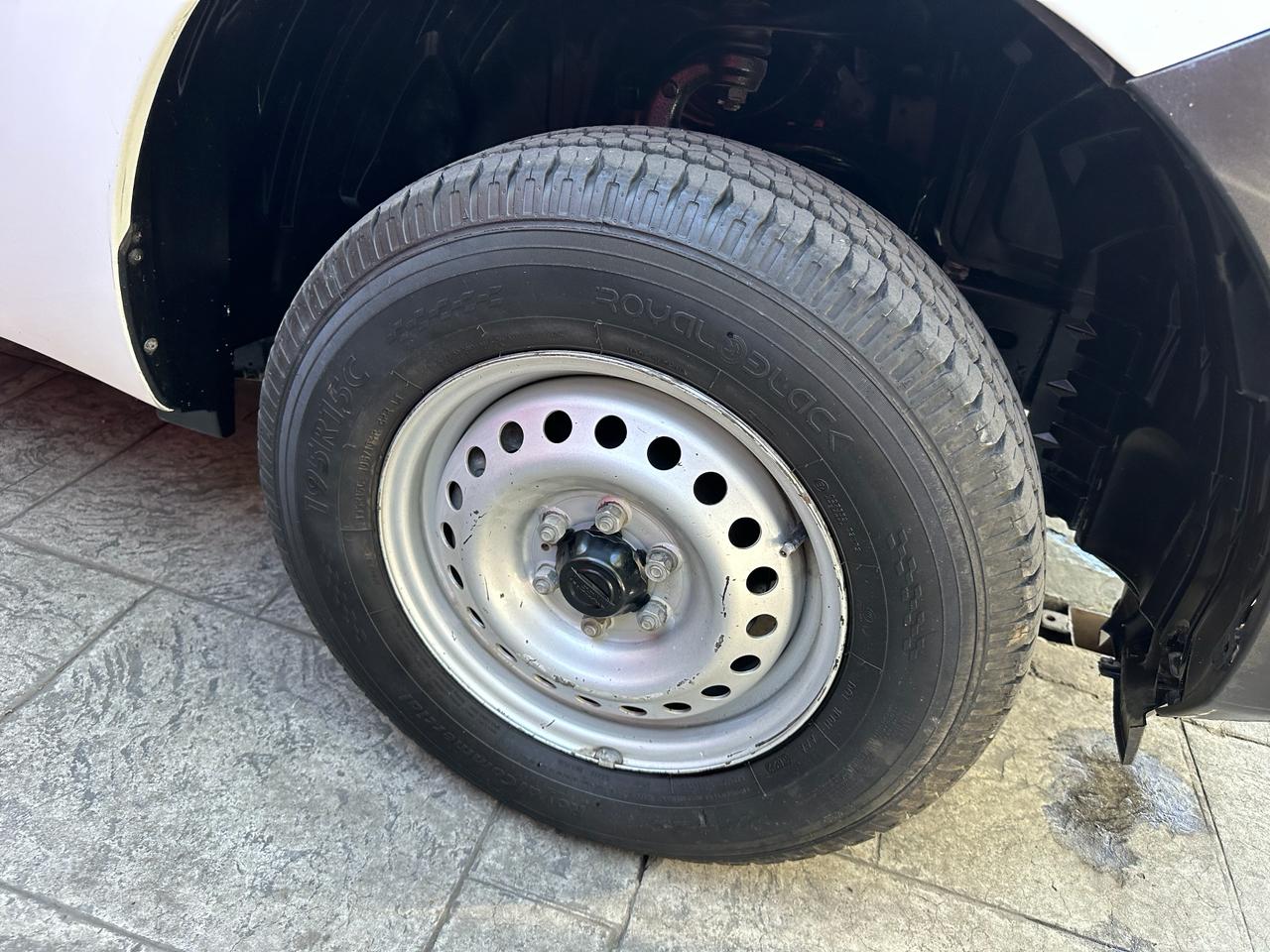 Nissan NP300 2018 ESTACAS CAJA SECA Automático Blanco