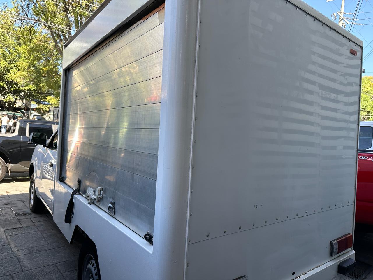 Nissan NP300 2018 ESTACAS CAJA SECA Automático Blanco
