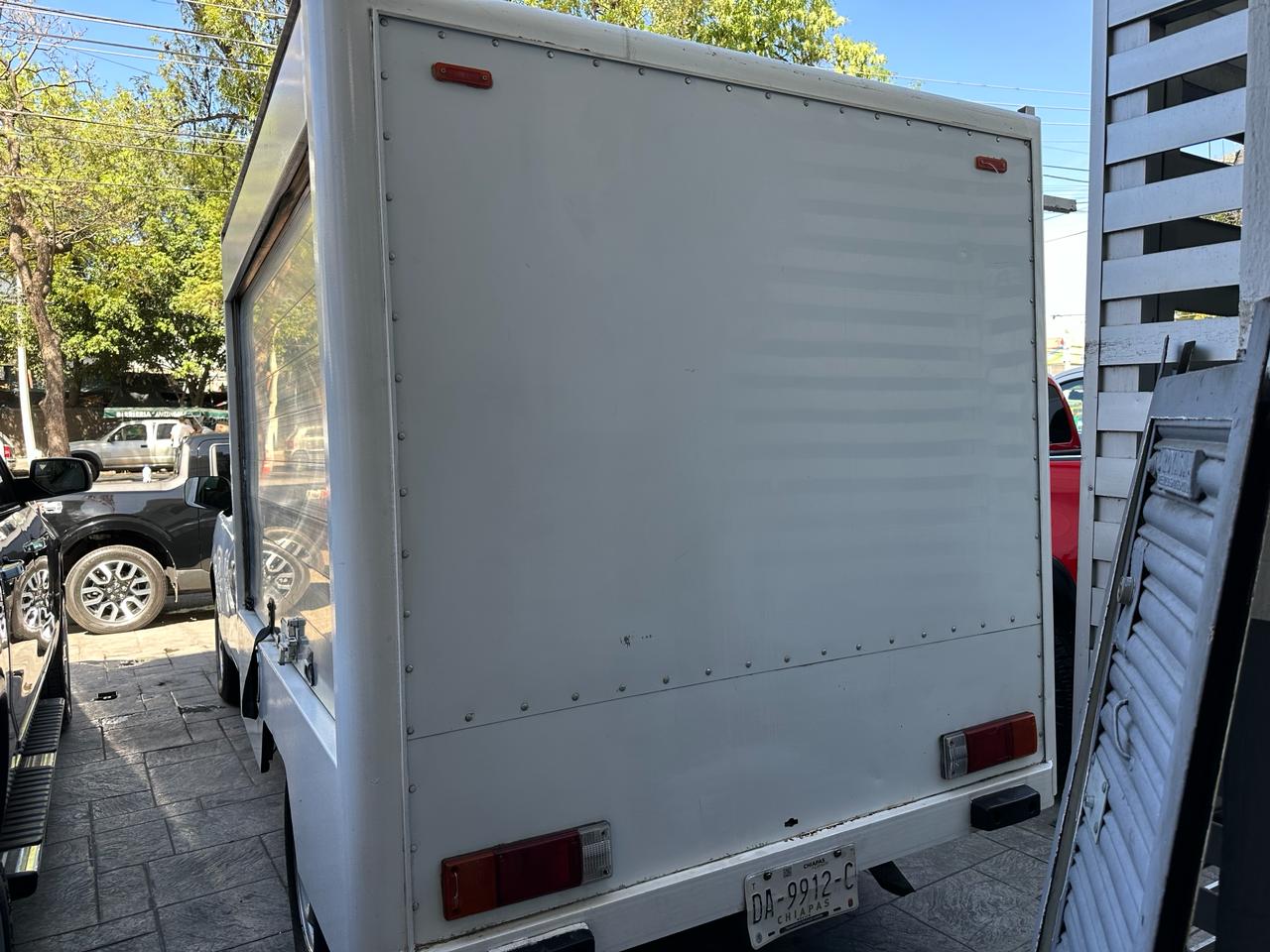 Nissan NP300 2018 ESTACAS CAJA SECA Automático Blanco