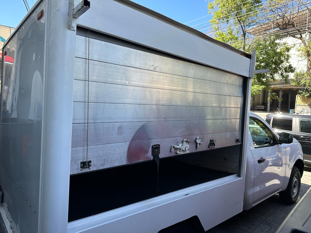 Nissan NP300 2018 ESTACAS CAJA SECA Automático Blanco