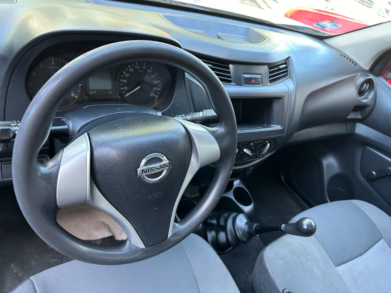 Nissan NP300 2018 ESTACAS CAJA SECA Automático Blanco