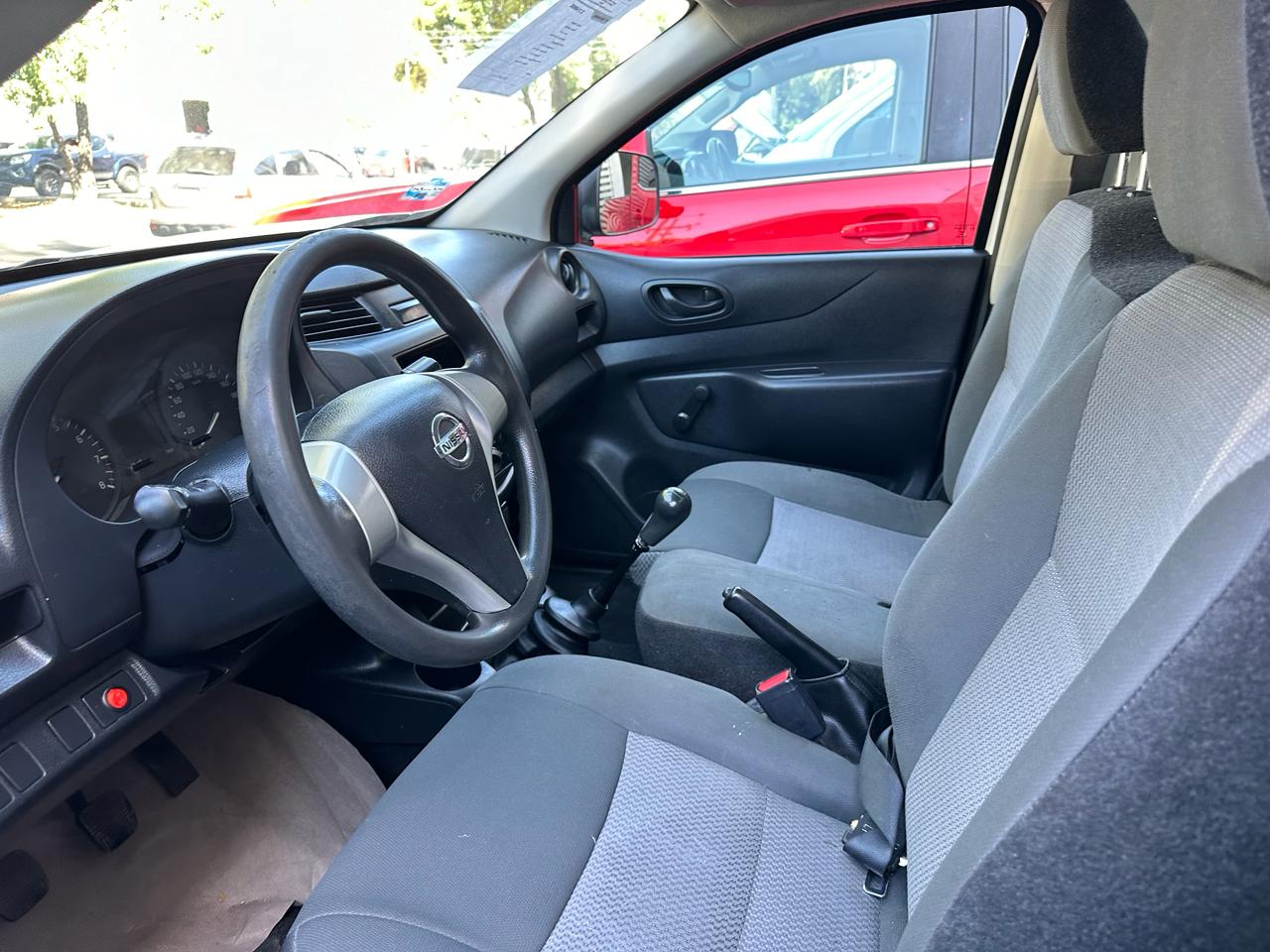 Nissan NP300 2018 ESTACAS CAJA SECA Automático Blanco