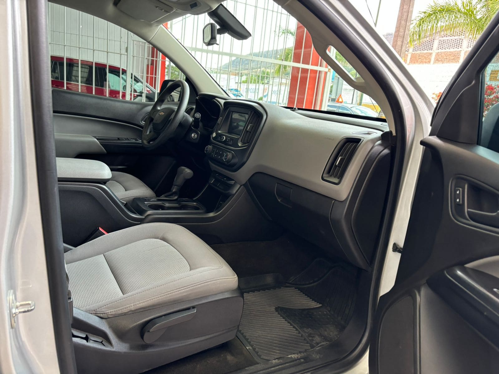 Chevrolet Colorado 2018 Doble Cabina 4x2 paq A Automático Plata