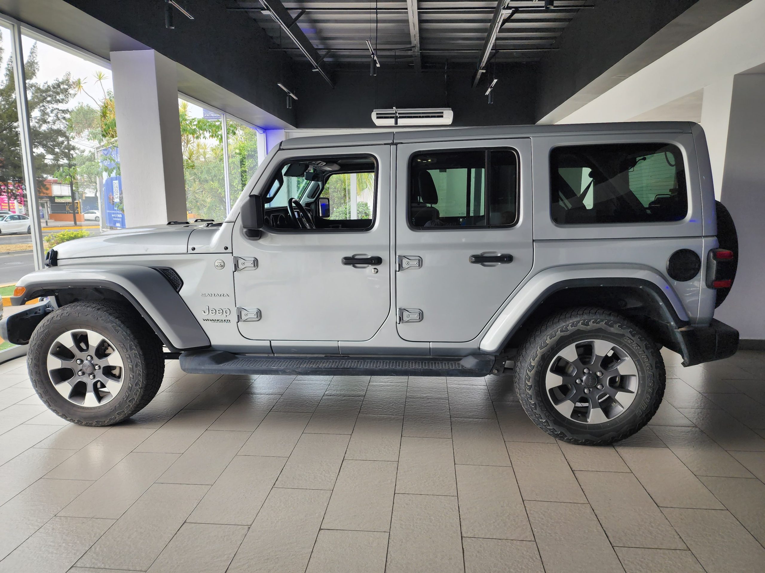 Jeep Wrangler 2022 Wrangler Unlimited Sahara Automático Plata