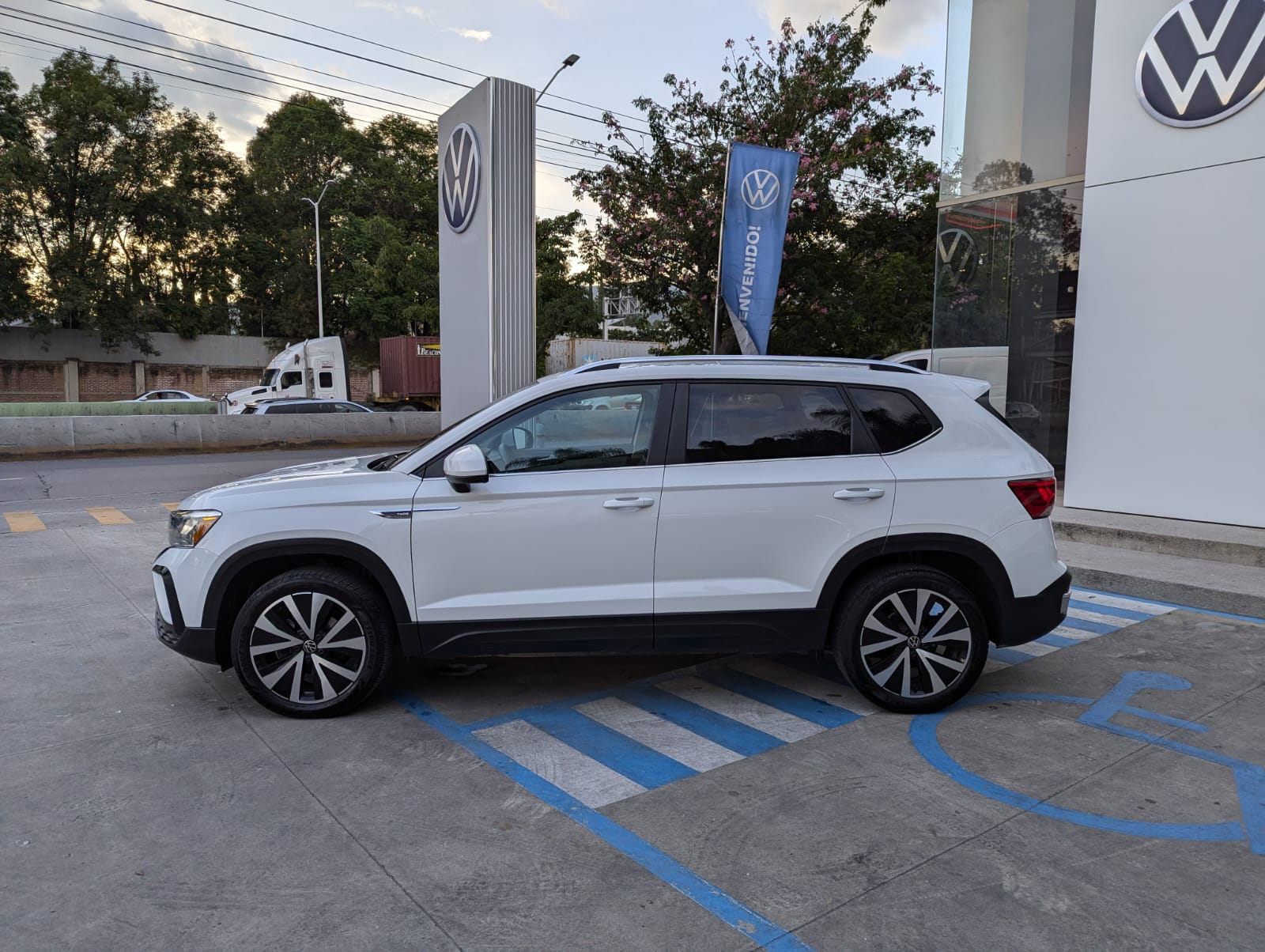 Volkswagen Taos 2023 Comfortline Automático Blanco