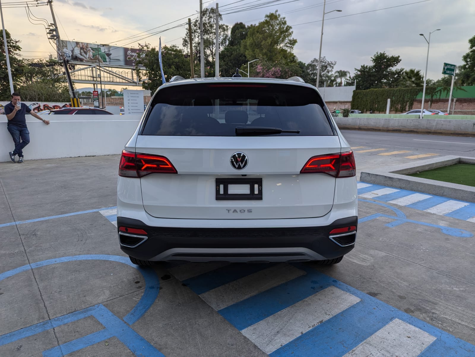 Volkswagen Taos 2023 Comfortline Automático Blanco