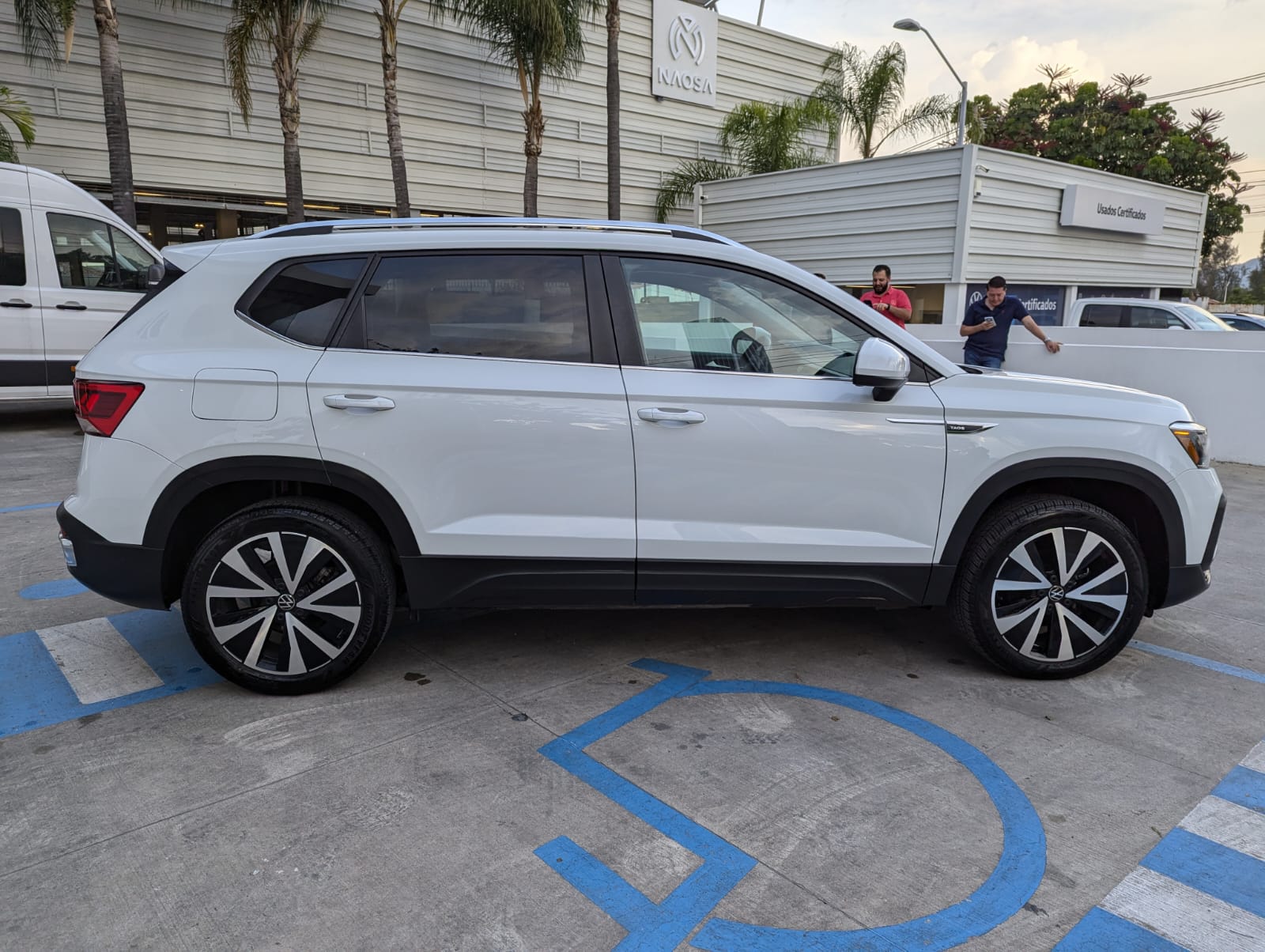 Volkswagen Taos 2023 Comfortline Automático Blanco