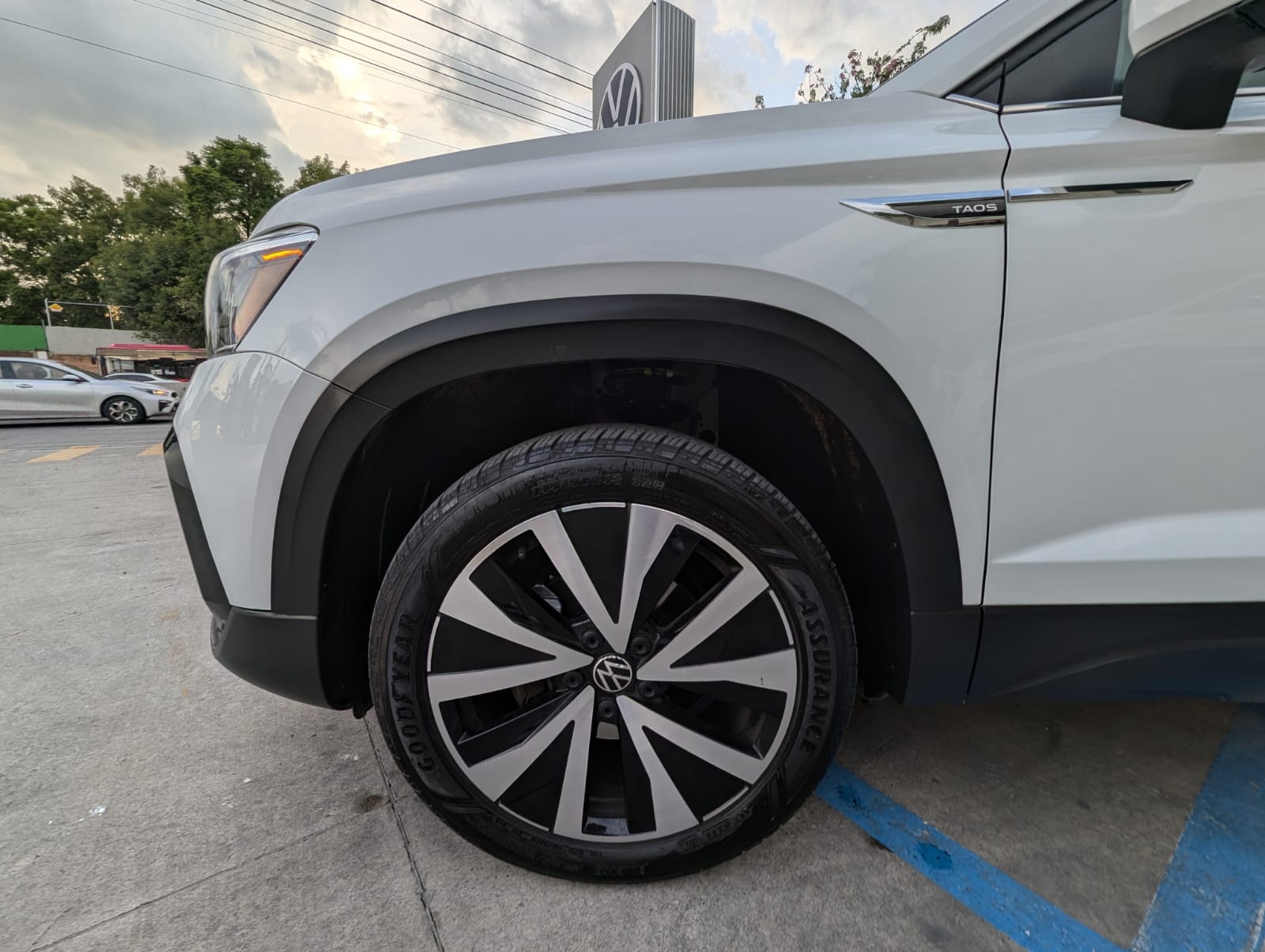 Volkswagen Taos 2023 Comfortline Automático Blanco