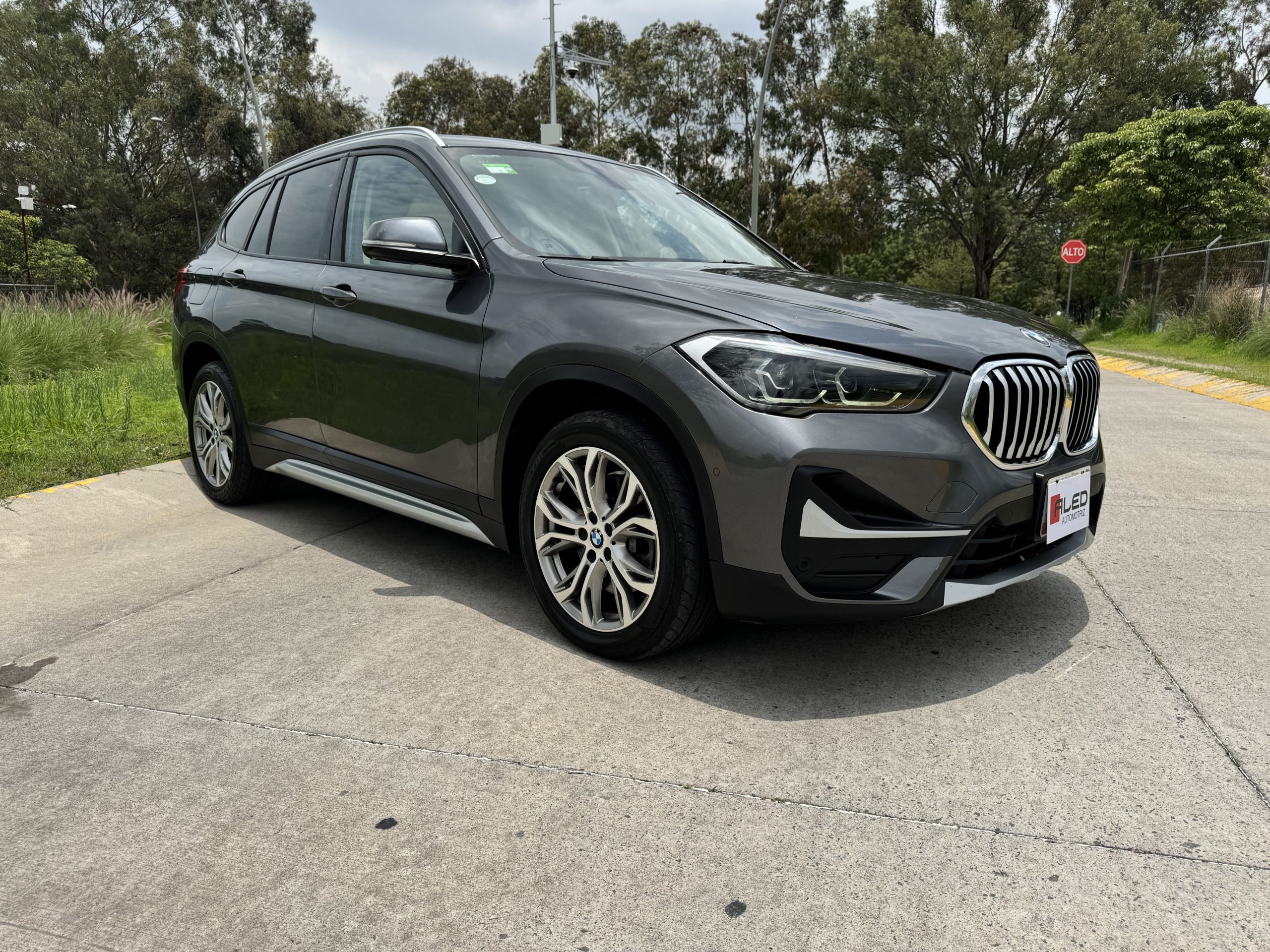 BMW X1 2021 20i X Line Automático Gris
