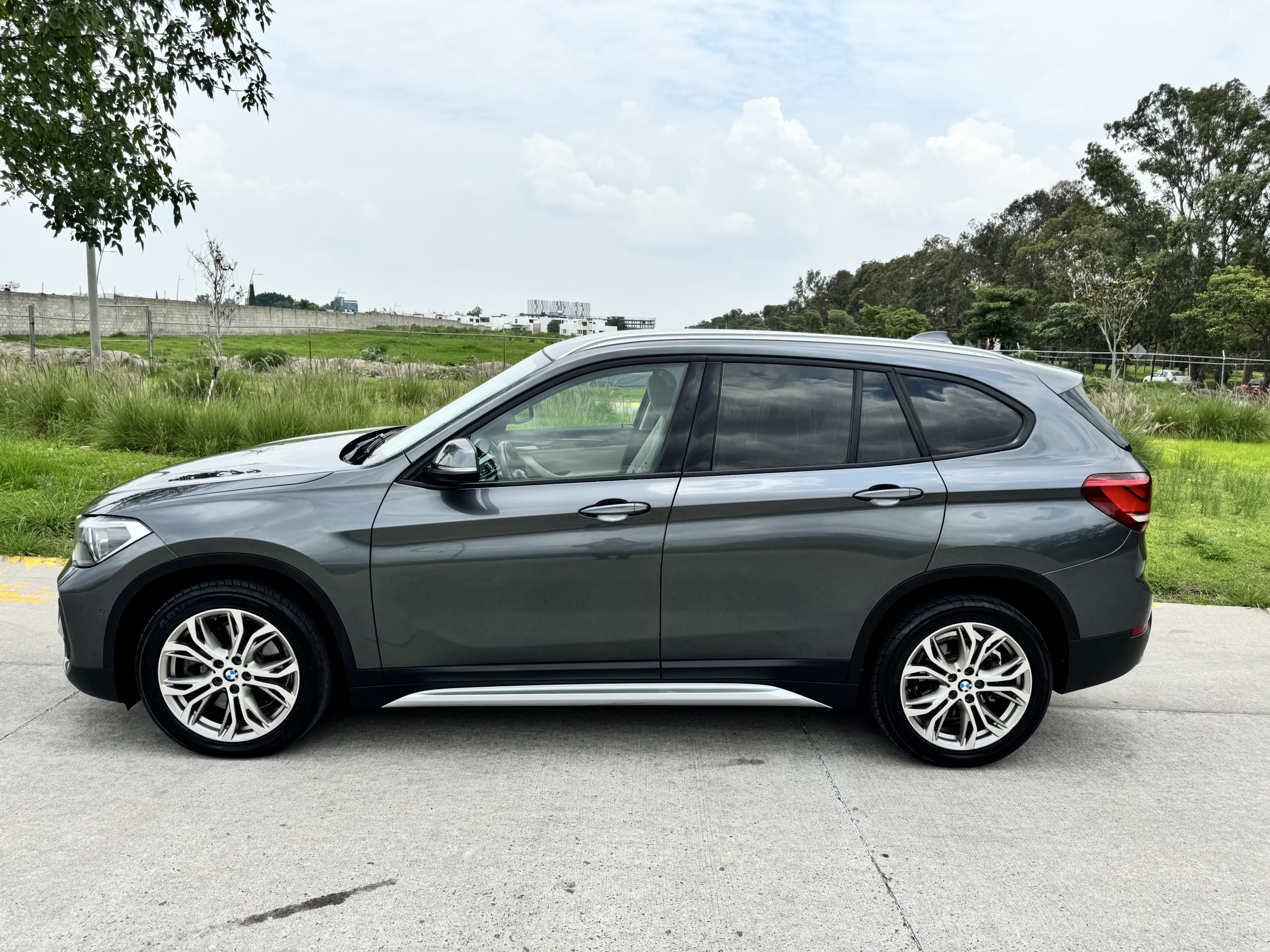 BMW X1 2021 20i X Line Automático Gris