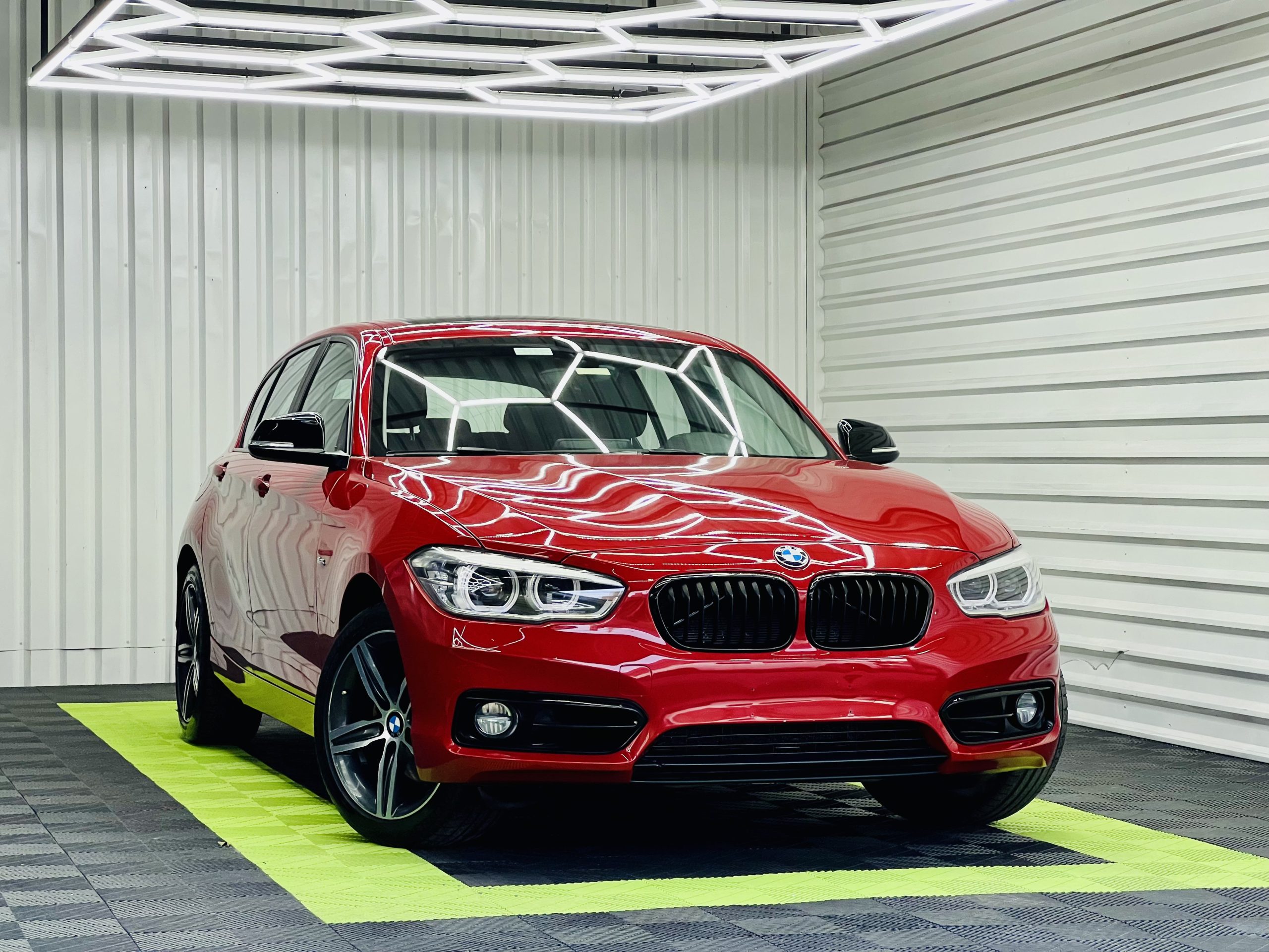 BMW Serie 1 2017 Sport line Automático Rojo