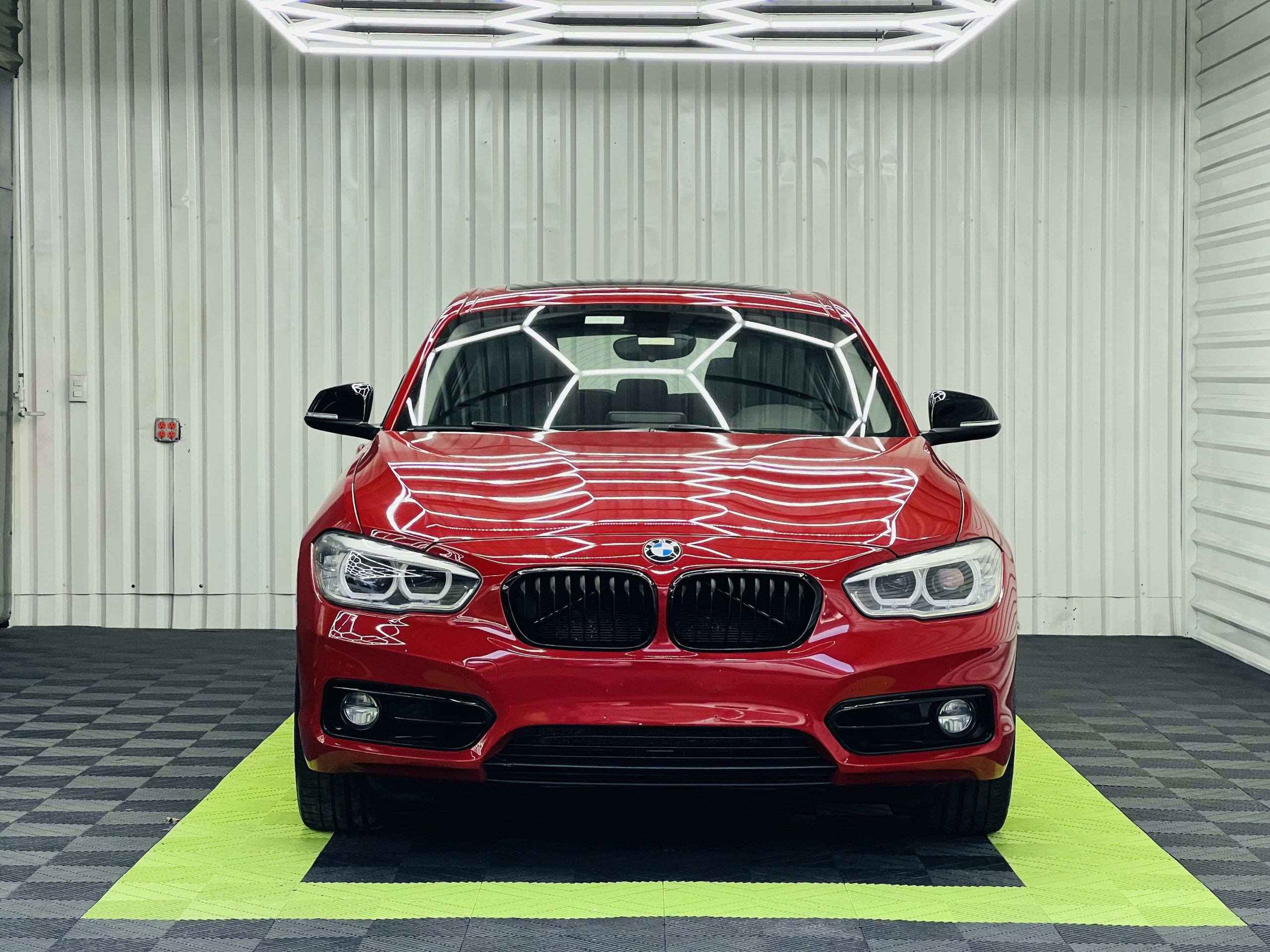 BMW Serie 1 2017 Sport line Automático Rojo