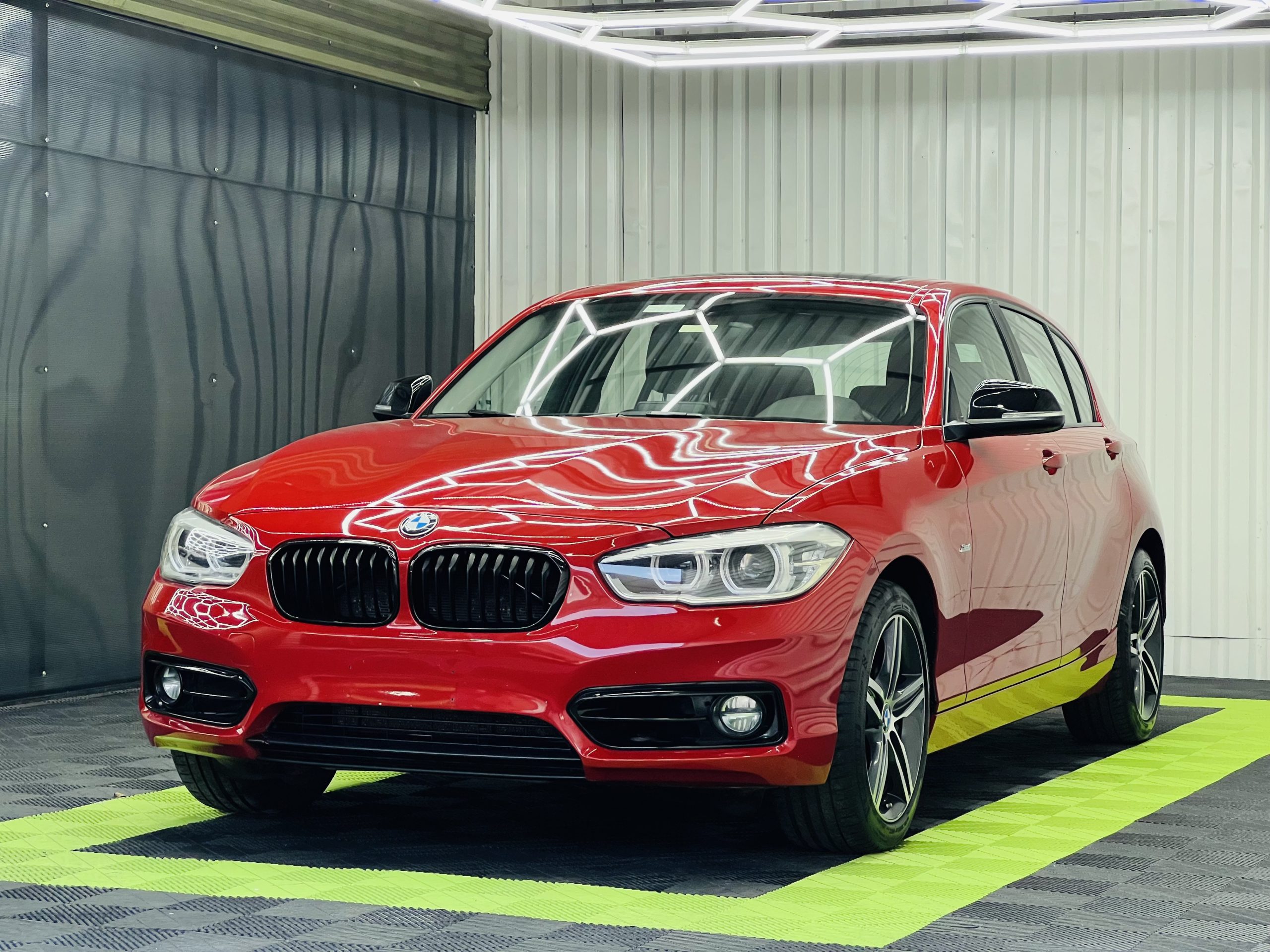 BMW Serie 1 2017 Sport line Automático Rojo