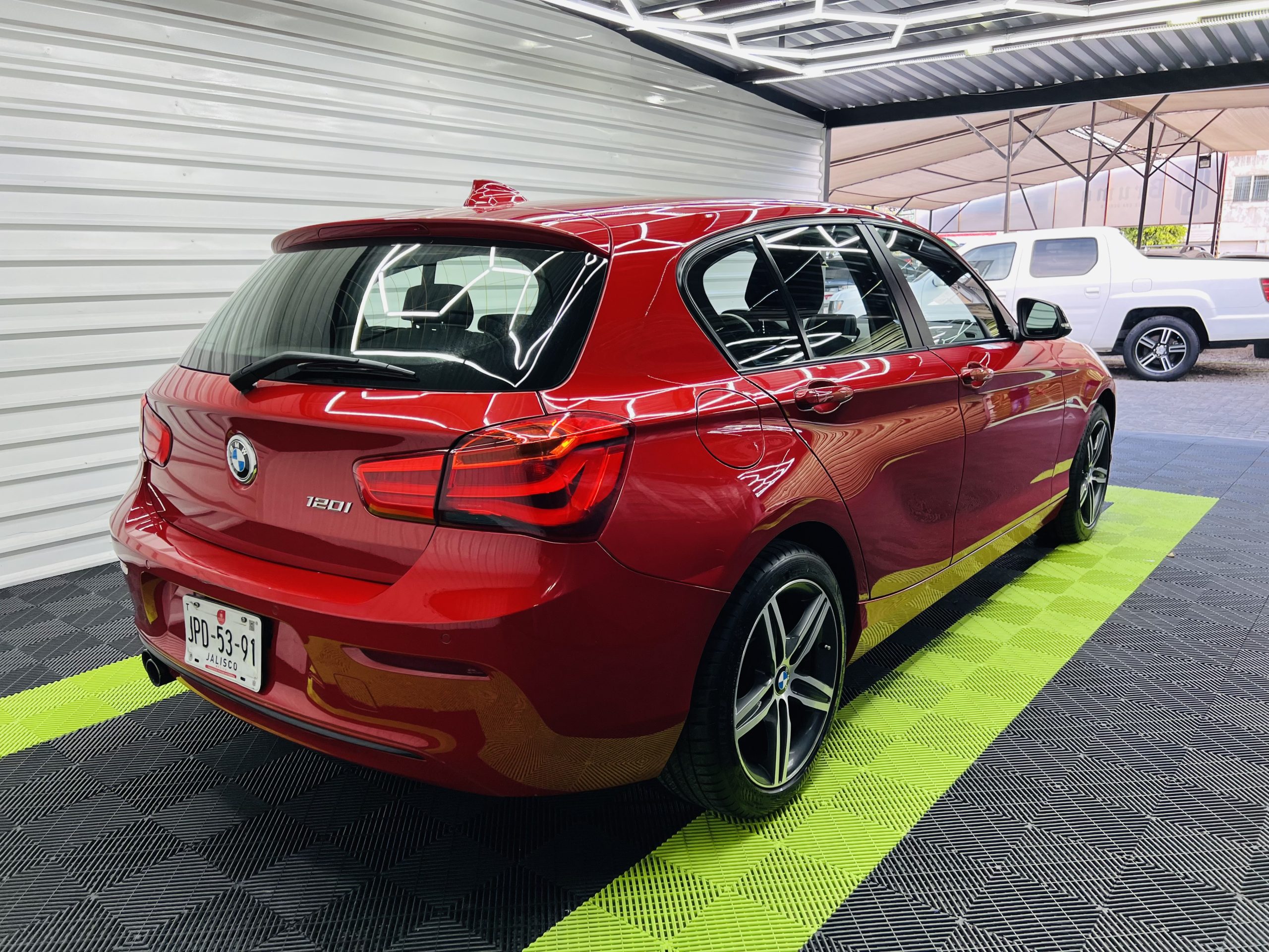 BMW Serie 1 2017 Sport line Automático Rojo