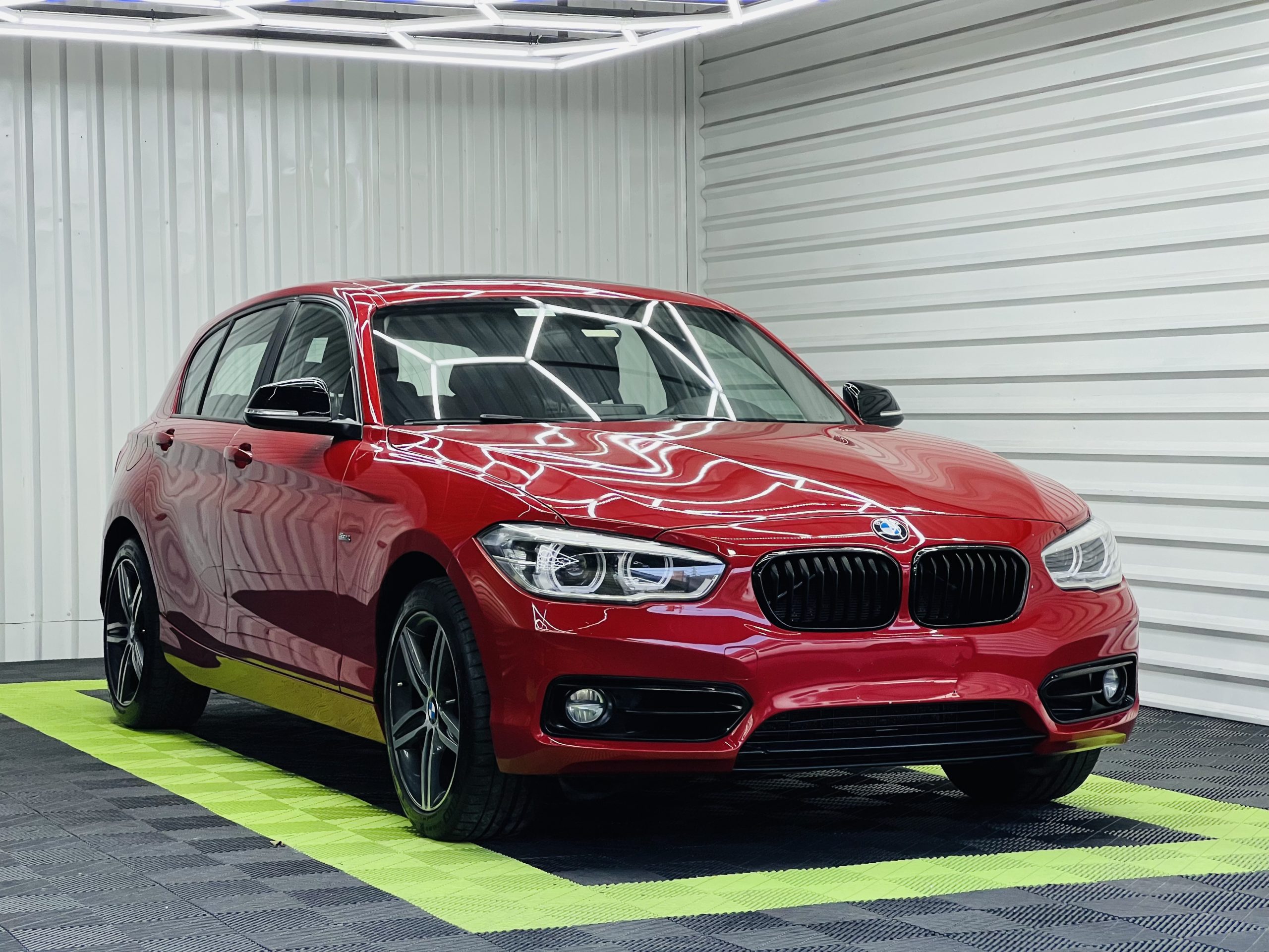 BMW Serie 1 2017 Sport line Automático Rojo