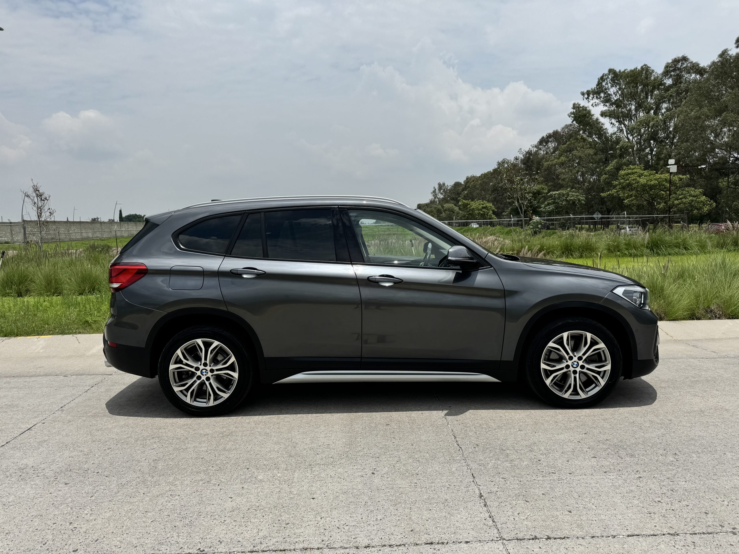 BMW X1 2021 20i X Line Automático Gris