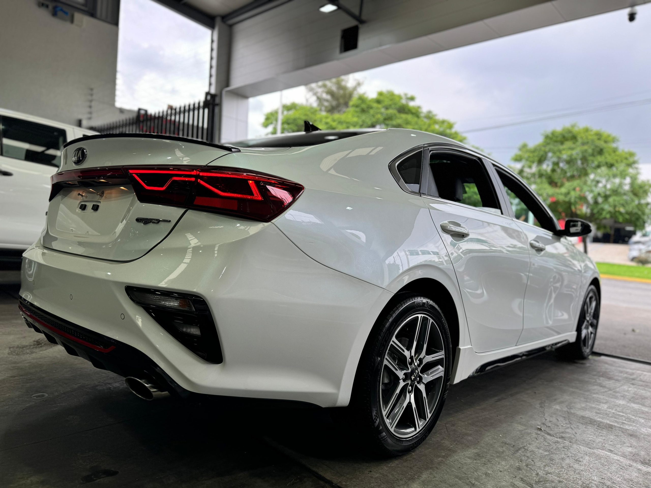 Kia Forte 2021 GT 1.6 T Automático Blanco