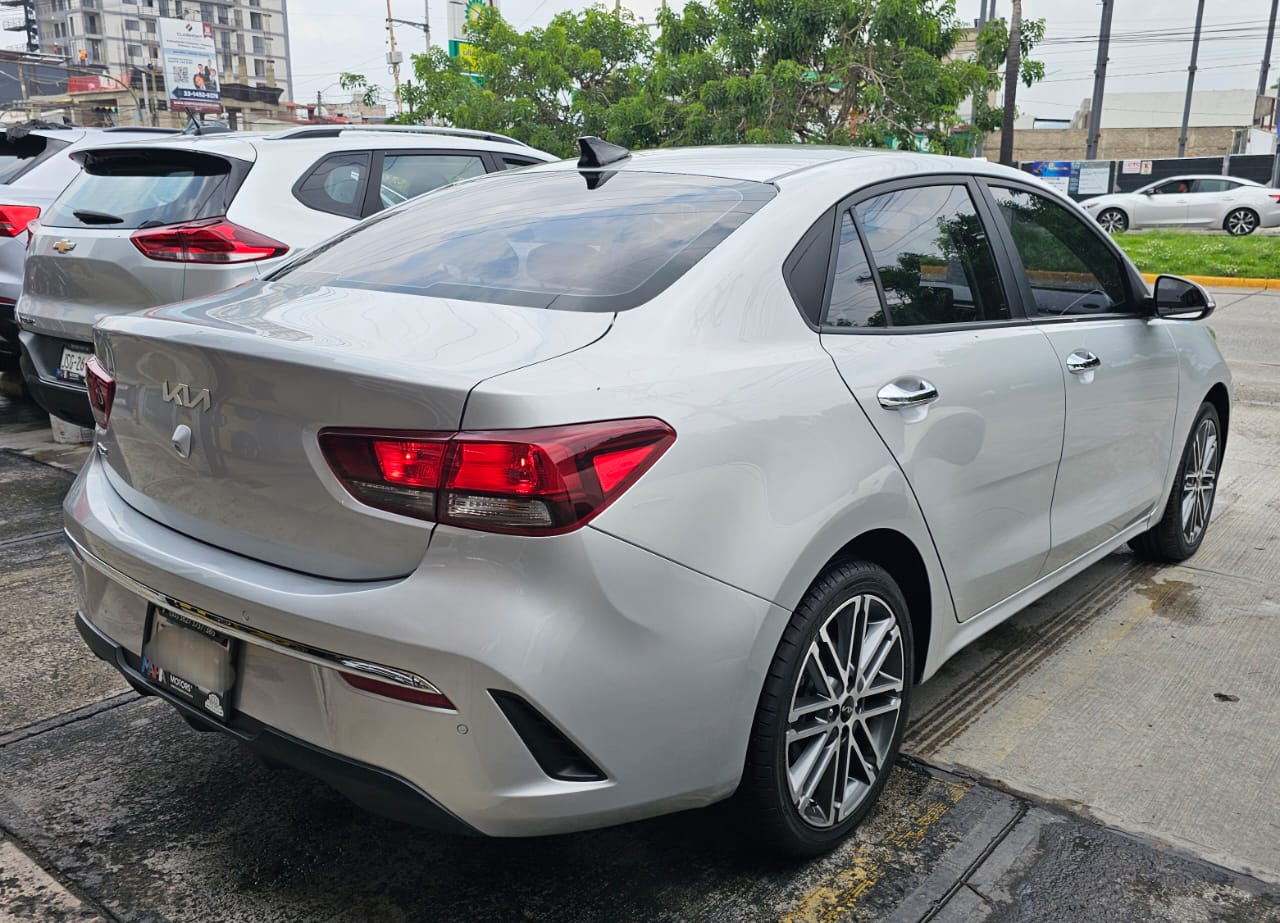 Kia Rio 2022 EX Automático Plata