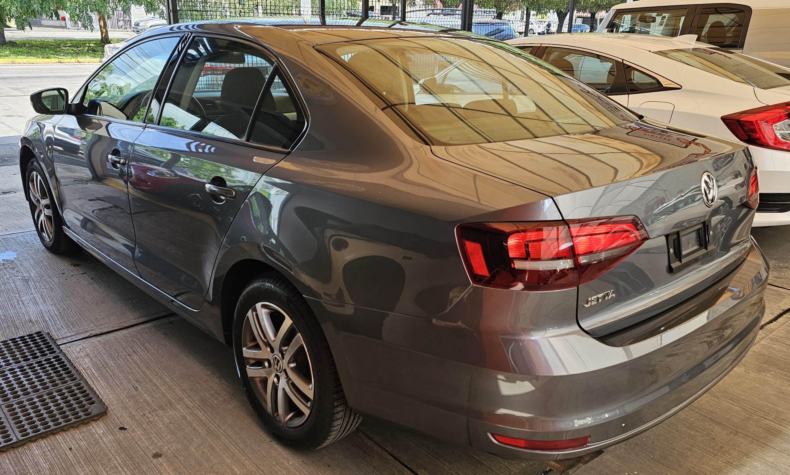 Volkswagen Jetta 2017 Trendline Automático Gris