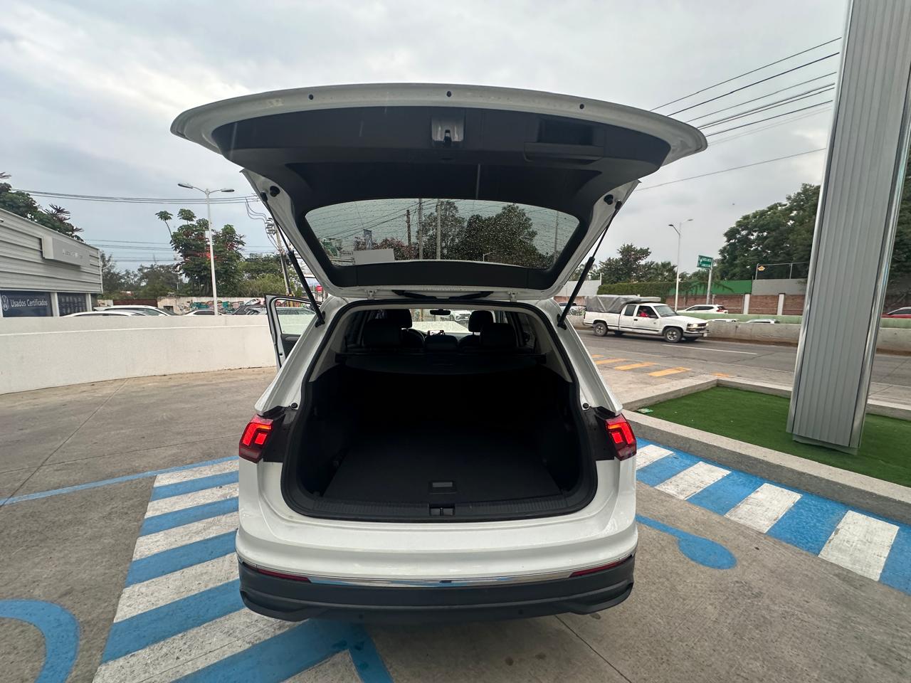 Volkswagen Tiguan 2023 Comfortline Automático Blanco