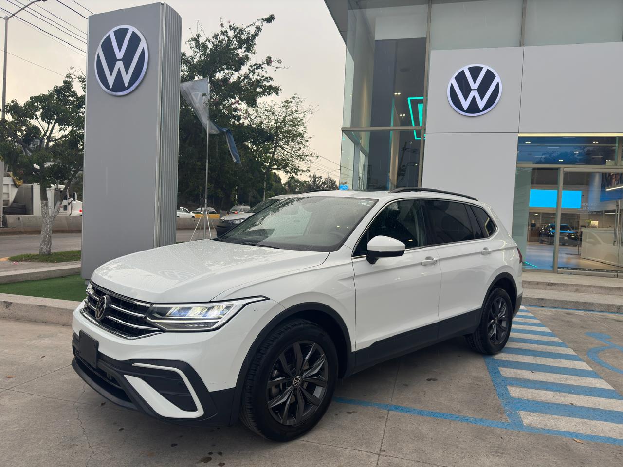 Volkswagen Tiguan 2023 Comfortline Automático Blanco