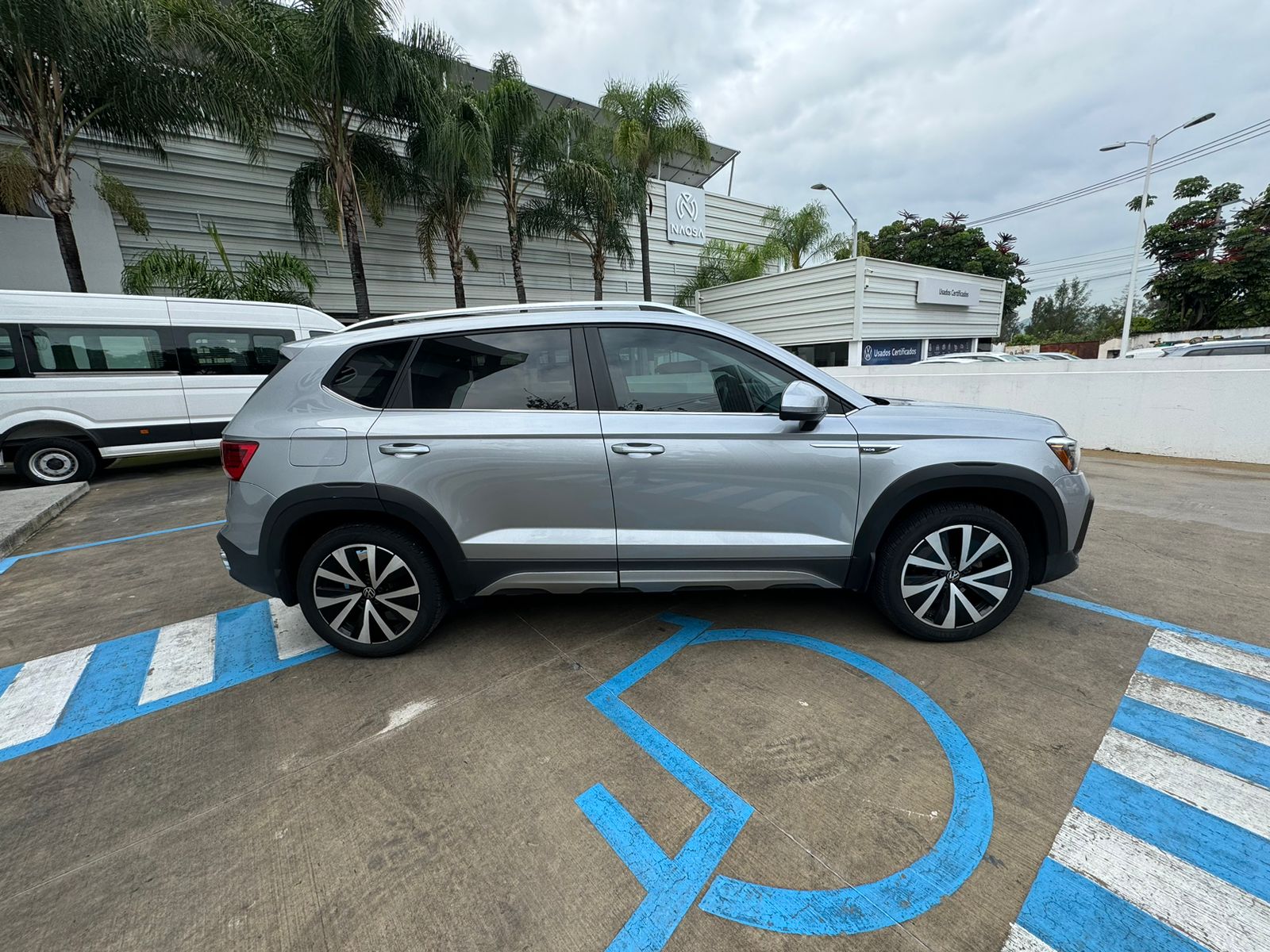 Volkswagen Taos 2023 Comfortline Automático Plata