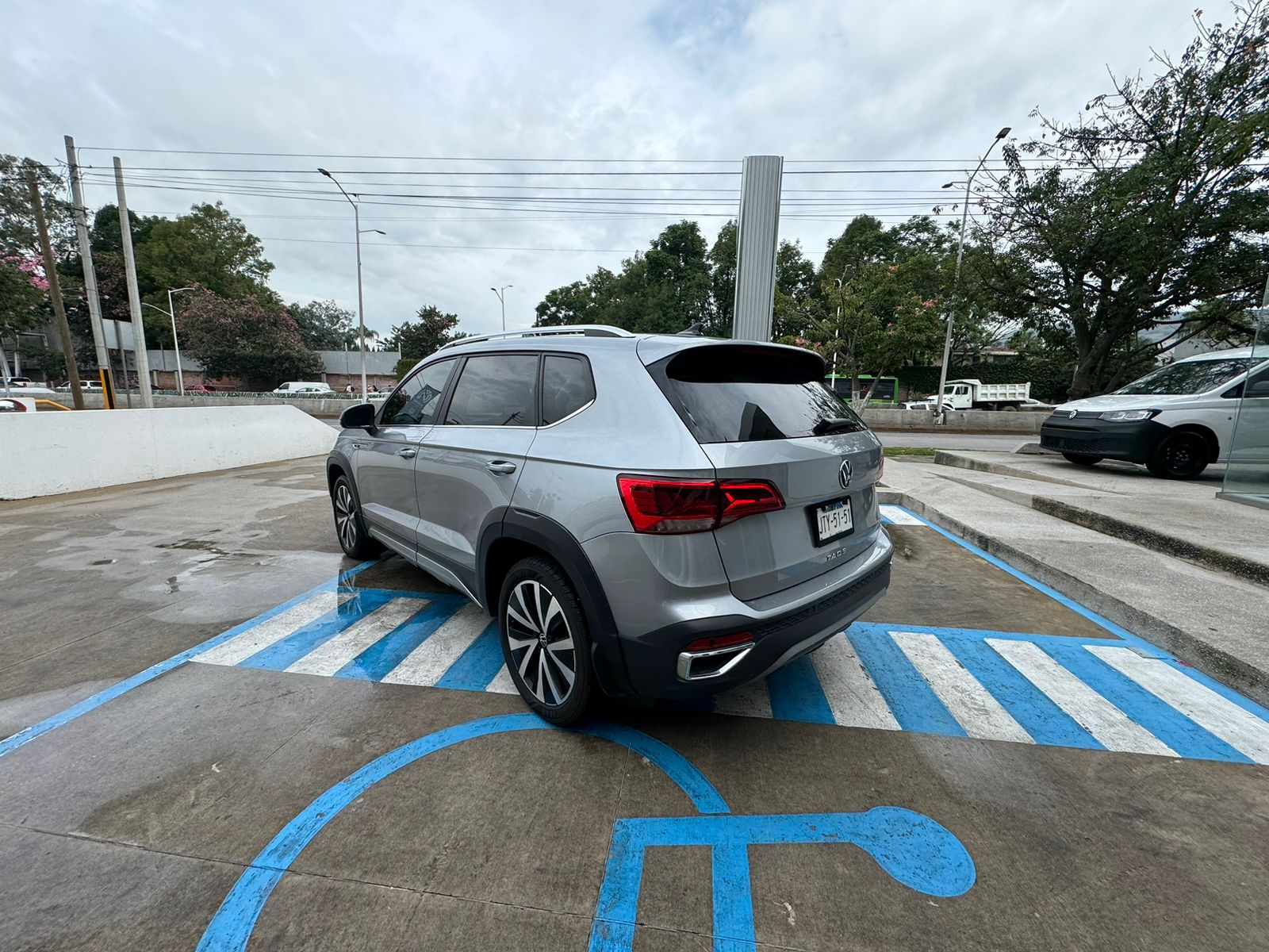 Volkswagen Taos 2023 Comfortline Automático Plata