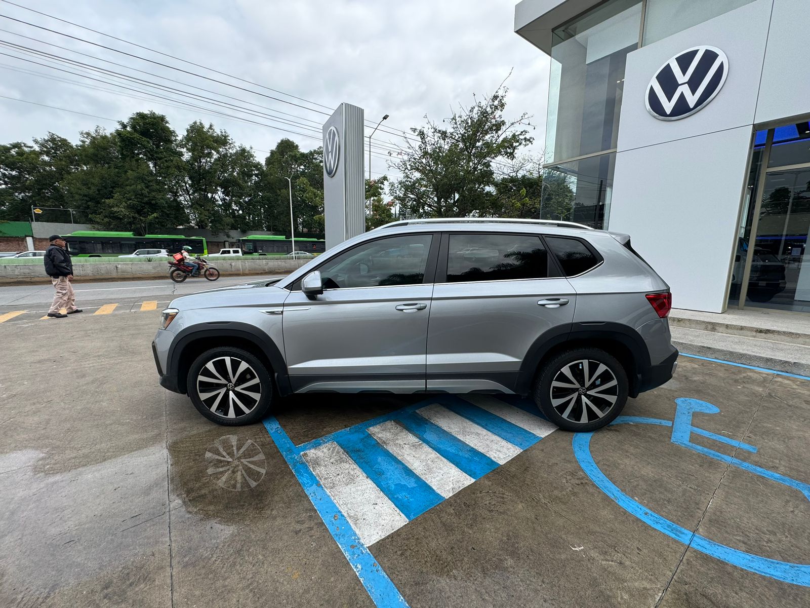 Volkswagen Taos 2023 Comfortline Automático Plata